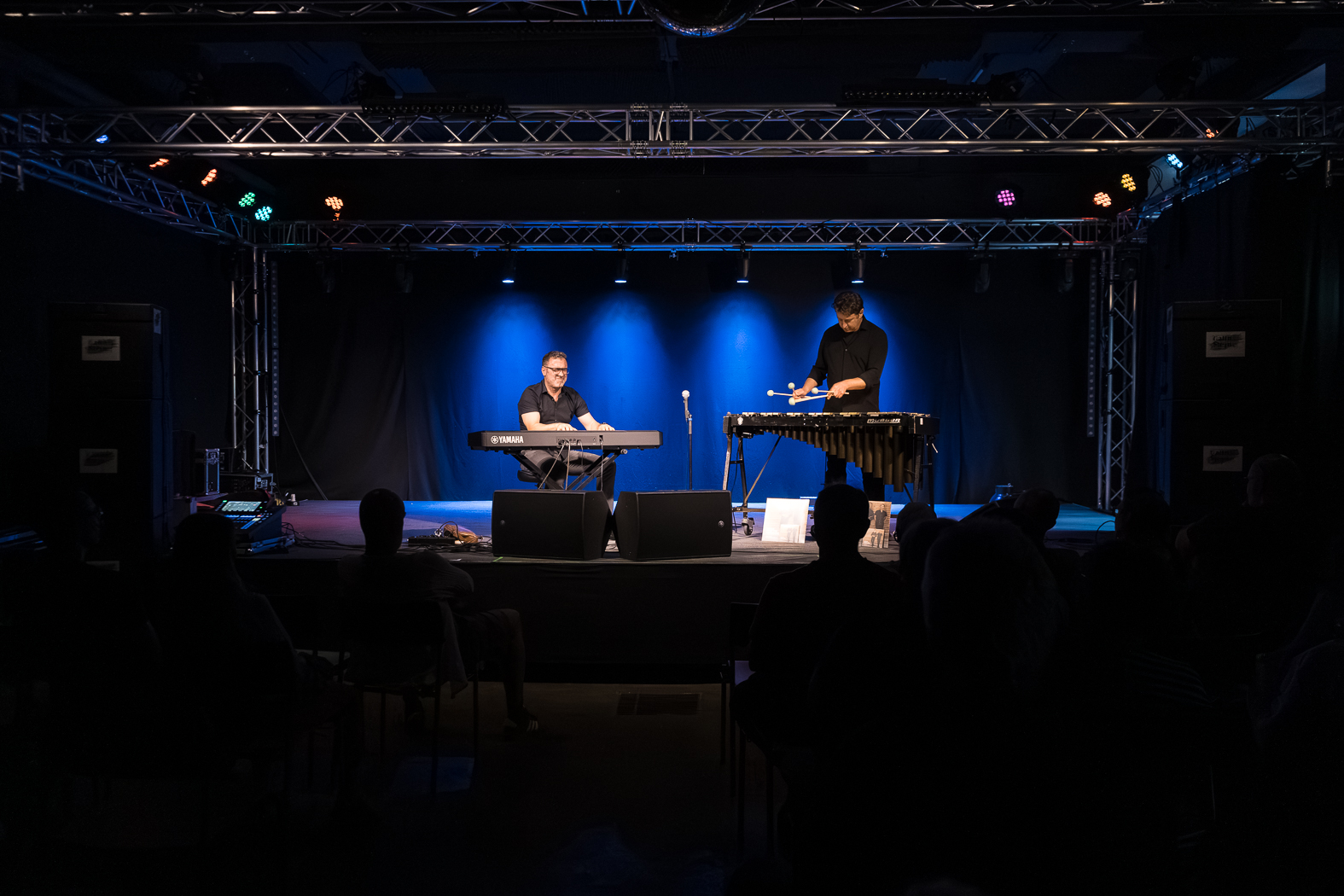 🎶 Danke @timcollinsvibes & Martin Gasselsberger für einen Abend voller musikalischer Magie!
Die beiden Ausnahmemusiker entführten das Publikum in eine Welt zwischen berührenden Balladen, virtuosen Improvisationen und feinster musikalischer Kommunikation. Vibraphon und Klavier verschmolzen zu einem faszinierenden Dialog voller Spielfreude, Vertrauen und klanglicher Tiefe.
Danke für dieses besondere Konzerterlebnis! ✨🎹🎼
#kulturvereingast #altefeuerwehrhallegallneukirchen #konzert