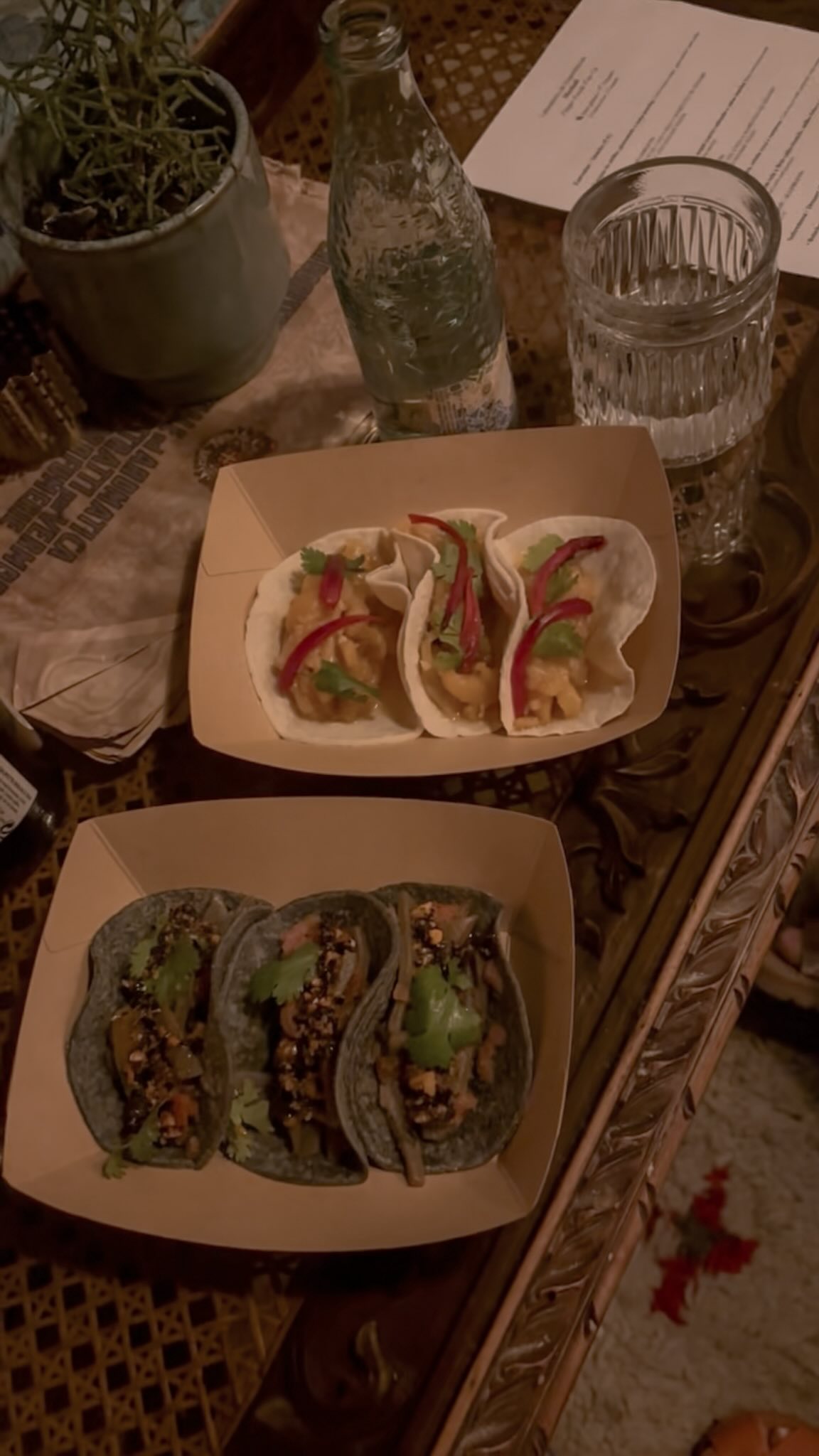 Terminadas as tattoos do dia, aproveitei uma noite das meninas com comida mexicana autêntica da @mezkali_, em pop-up no @funqwine, aqui pertinho 🌮💖
Experimentamos de tudo e o meu preferido foi o taco de jaca com cebola roxa e coentros. A melhor parte com certeza foi saber que todo o menu era vegano e sem glúten, mas com muito sabor e textura de comida feita com ingredientes frescos e naturais.
A @mezkali_ vai seguir com uma agenda agitada de pop-ups de finger foods nesse verão, em lugares diferentes pelo Porto. Além disso, também oferece workshops para ensinar a preparar snacks super saborosos (vai haver um já este final de semana!).
Era tão bom que confesso que trouxe um pacote de tortillas para comer em casa 🤭
#glutenfreeportugal #glutenfree #veganportugal #foodieportugal #semglutenportugal