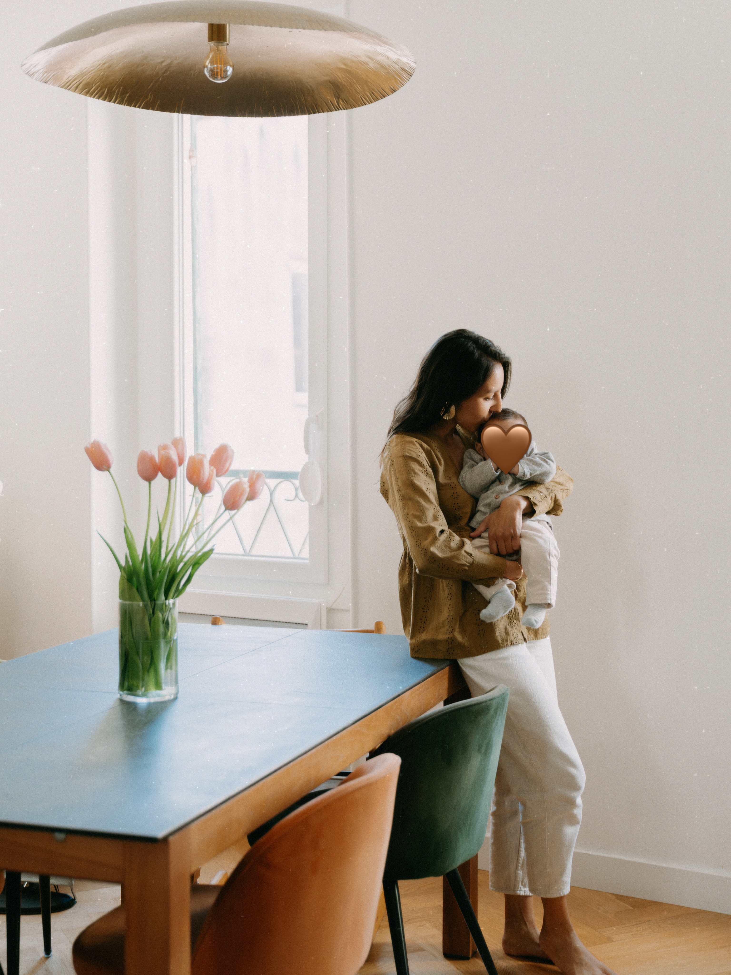 Devenir maman une deuxième fois, c’est connaître certains gestes par cœur… et découvrir pourtant une toute nouvelle histoire 🤎
Un équilibre différent, une autre façon d’aimer, de porter, de rassurer. Il y a quelque chose de très doux dans ces premiers instants. Comme si tout retrouvait naturellement sa place
Cette maman m’a fait confiance pour son premier garçon, et quelques années plus tard, nous avons refait cette même photo avec son deuxième 🫶🏻
___
📸 Huynh Anh, photographe de vos histoires de vie ♡
💌 Infos et réservations : www.ha-tran.com
Photographe de famille Marseille | Shooting famille | Nouveau né | séance photo naissance | reportage de vie de famille