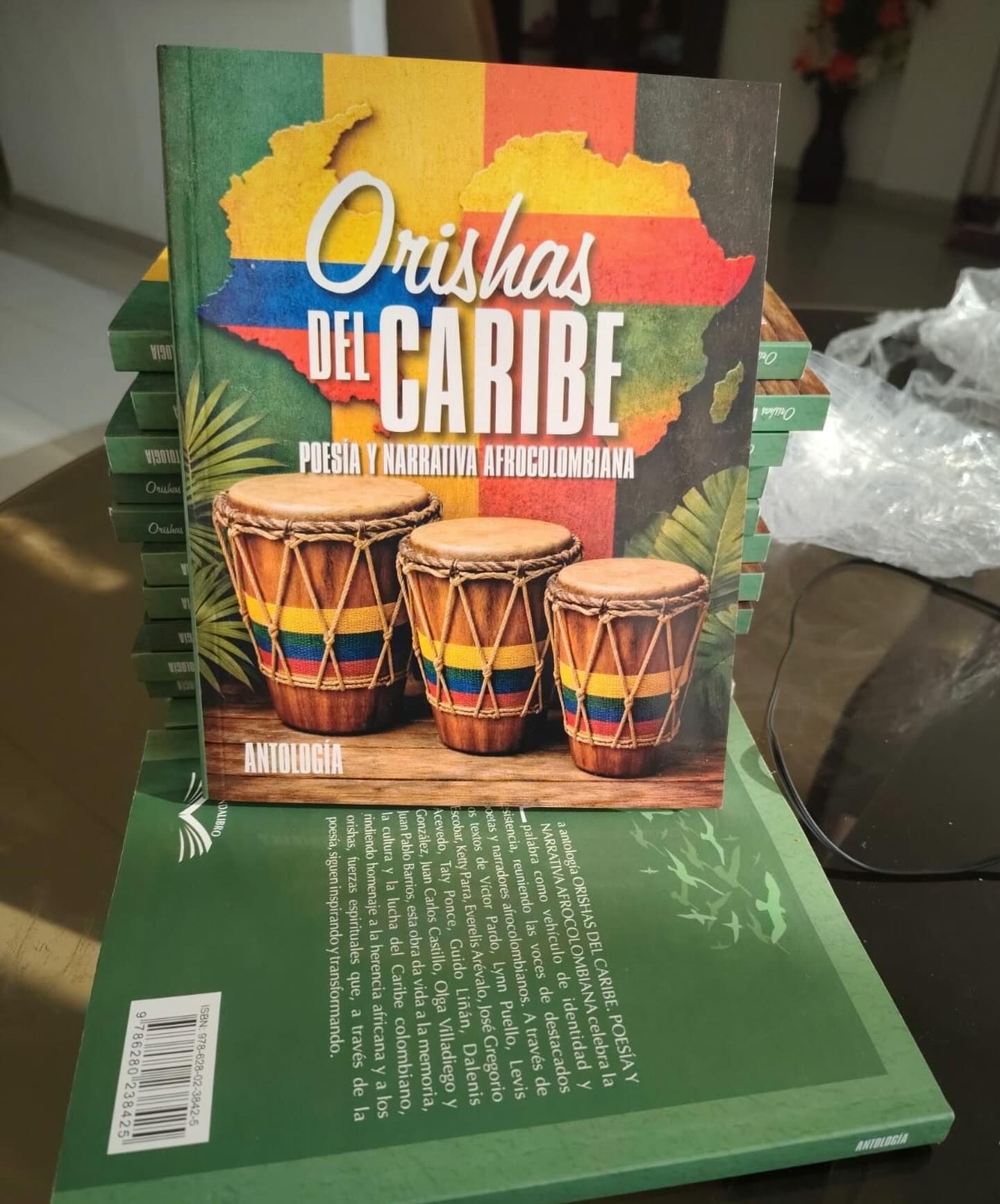 🌟📚ORISHAS DEL CARIBE. POESÍA Y NARRATIVA AFROCOLOMBIANA🌟📚
#martesderecomendarlibros
🪘Hoy recomendamos esta maravillosa antología literaria que recopila cuentos y poemas que rinden homenaje a la herencia africana y a los orishas, fuerzas espirituales que, a través de la palabra, siguen inspirando.
👩🏽💻🧑🏽💻Incluye el trabajo de creadores y docentes de la región, destacando figuras locales como Víctor Pardo, Lynn Puello, Levis Escobar, Ketty Parra, Everelis Arévalo, José Gregorio Acevedo, Taty Ponce, Guido Liñán, Dalenis González, Juan Carlos Castillo, Olga Villadiego y Juan Pablo Barrios.
🗣️Además de rescatar mitos y leyendas, entrelaza la oralidad y la musicalidad propias de los relatos tradicionales del Caribe
#cuentosypoemas #autoreslocales #LaChazaRecomiendaBuenosLibros