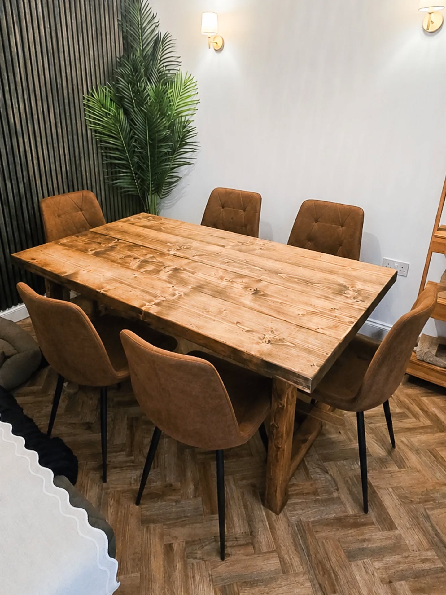 A dining setup that feels as good as it looks 👌
.
.
.
#homeinspo #diningspace #rusticinteriors #diningroomgoals #farmhousedecor