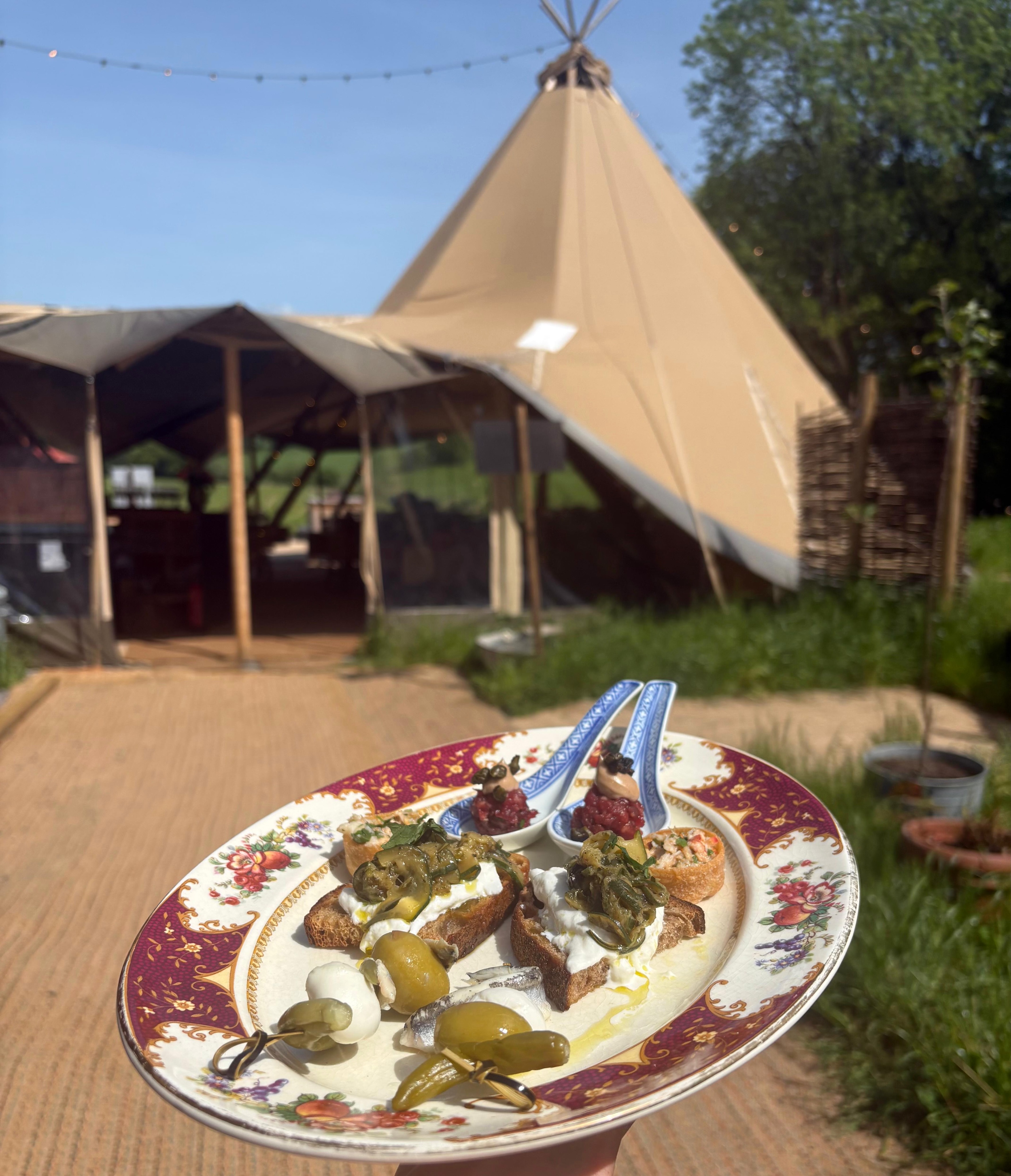 Wedding numero due last Saturday was another dreamy one! Guests kept cool in the woods for canapés and drinks, then a proper party with their bellies lined with yumminess.
Canapés included gildas and steak tartare with truffle mayo. Earl grey brined BBQ chicken with fennel and orange, grilled hispi with muhammara and giant couscous, caponata with mozzarella and orzo pesto salad with tenderstem and courgette. Then Cheddar strawbs macerated in elderflower on almond pavs for pud!
The couple’s fave cheese toasties of apricot, thyme and goats cheese along with some @westcombe cheddar and chilli jam ones to keep them all going on the dance floor. Whew! What a weekend!
#somersetwedding #dorsetwedding #noahspondmeadow #bristolwedding #devonwedding