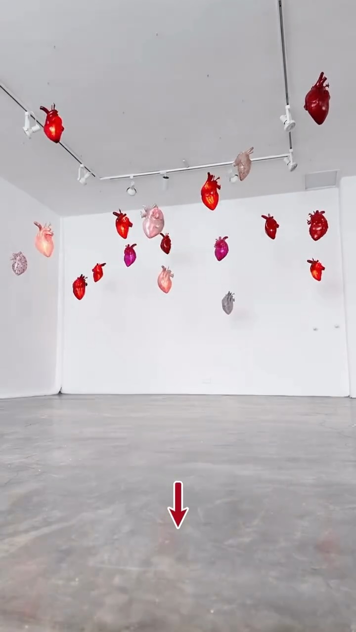 Siempre hay muchas preguntas al rededor de cómo se crea una instalación de arte, cómo se la propone uno a la galería, cómo se lleva acabo, qué es importante tener en cuenta, etc.
Y la verdad es que muy pocas veces los artistas o las galerías nos responden a estas preguntas.
Pues yo hoy jueves 28 de mayo les voy a responder a TODO y MÁS!
🫀Responderé a todos sus preguntas
🫀Revelaré todos los secretos
🫀Les contaré el cómo, el por qué, el cuándo
En el evento de cierre de mi Expo individual Kardía en la galería @otros360
Nos vemos hoy desde las 5:00pm!!!
