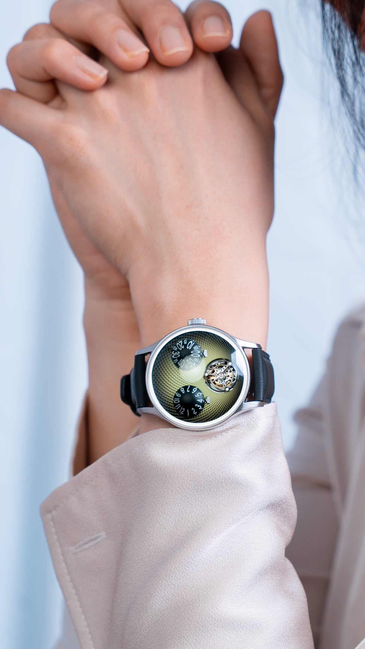 People often assume watches like this are only made for large wrists or for men.
But the beauty of the Le Dôme Classic Pistachio is precisely in its proportions and presence on the wrist.
Elegant, sculptural, and surprisingly wearable; even on smaller wrists.
A watch does not need to be tiny to feel refined on a woman’s wrist. Sometimes, the contrast creates even more character and elegance.
Because great design was never meant to belong to one gender.
Would you wear Le Dôme on a smaller wrist? 👇
#watchesofinstagram #womenempowerment #watchcollector