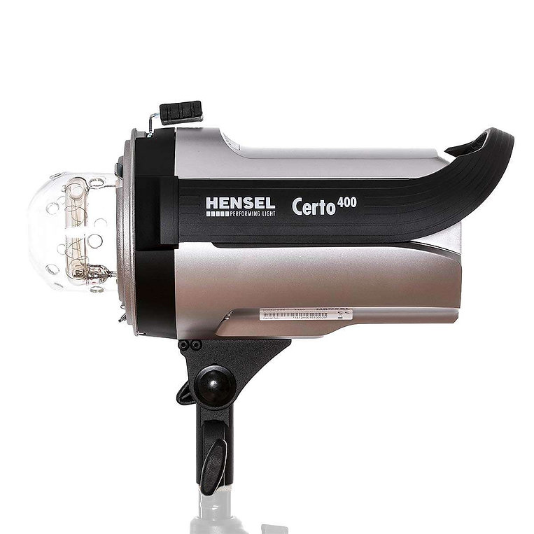 Hensel Certo 400, stüdyo fotoğrafçılığına güvenilir ve güçlü bir paraflaşla başlamak isteyen kullanıcılar için kompakt ama ciddi bir ışık çözümüdür.
400 Ws gücü, portre, ürün, katalog, e-ticaret ve temel reklam çekimlerinde yeterli ışık rezervi sağlar. 12 Ws değerine kadar inebilen güç aralığı ise ürünü yalnızca yüksek güç gereken sahnelerde değil, yakın plan ve hassas ışık kontrolü isteyen çekimlerde de kullanışlı hale getirir.
1/10 stop hassasiyetle ayarlanabilen güç kontrolü, seri ürün çekimlerinde pozlama tutarlılığı açısından önemli bir avantaj sunar. 0,5 sn - 1,1 sn geri dolum süresi, çekim temposunu yavaşlatmadan çalışmaya yardımcı olur.
Dahili 2,4 GHz radyo alıcısı, fan soğutma, koruyucu cam, değiştirilebilir flaş tüpü ve Hensel EH ışık şekillendirici uyumu, Certo 400’ü hem ilk stüdyo paraflaşı hem de mevcut Hensel sistemine eklenecek güvenilir bir gövde haline getirir.
Ürünün teknik detayları ve kullanım alanları Flaşçı’da yer alıyor:
https://www.flasci.com/product-page/hensel-certo-400-paraflas
#Flaşçı #Elitflaş #Hensel #HenselCerto400 #Paraflaş #StüdyoFlaşı #StüdyoIşığı #ÜrünFotoğrafçılığı #PortreFotoğrafçılığı #KatalogÇekimi #EğitimStüdyosu #FotoğrafEkipmanları
