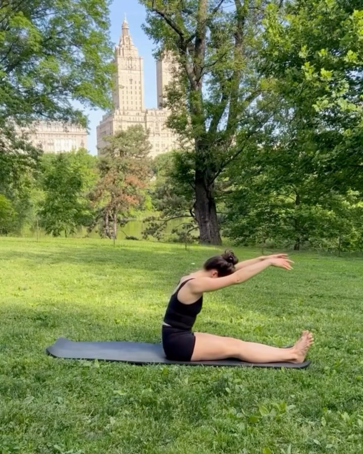Mental Health Month is winding down, but we’re rolling up into the weekend. 🤍
The Roll Up benefits: 🧠 Mental: Demands total focus and deep, rhythmic breathing to quiet a busy mind. 💪 Physical: Massages the spine, stretches the hamstrings, and builds deep core control.
Drop a ☀️ if you’re joining us in the park this weekend!
#ClassicalPilates #centralparkpilates #MindfulMove #nycwellness #thingstodoinnyc
