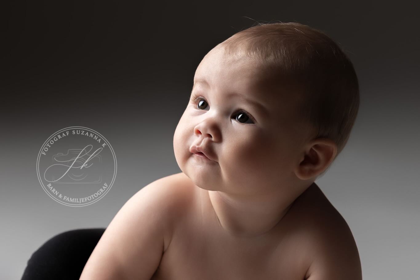 🌸 Mors dag-erbjudande på babyfotografering💛 Just nu får du 50% rabatt på fotograferingsavgiften för babyfoto i min studio i Lund – endast 550 kr istället för ordinarie pris.💛 Du kan även köpa presentkort till någon du tycker om. Vid köp av presentkort från 2000 kr får mottagaren en extra digital bild utöver sitt bildpaket (värde 850 kr).Erbjudandet gäller när du bokar senast på mors dag nu på söndag, men själva fotograferingen kan ske under juni–augusti.Perfekt för dig som vill skapa fina sommarminnen med din bebis.✔ Babyfotografering i studio i Lund
✔ För bebisar mellan 3–12 månader
✔ Gäller ej nyföddfotografering eller Smash the Cake
✔ Bilder köps separat efter fotograferingenAntalet tider i sommar är begränsade, så boka gärna i god tid.Här nedan ser ni finaste Hanna och hennes dotter Astrid, 6 månader 💛📩 boka@fotografsuzannak.se
🌐 fotografsuzannak.se