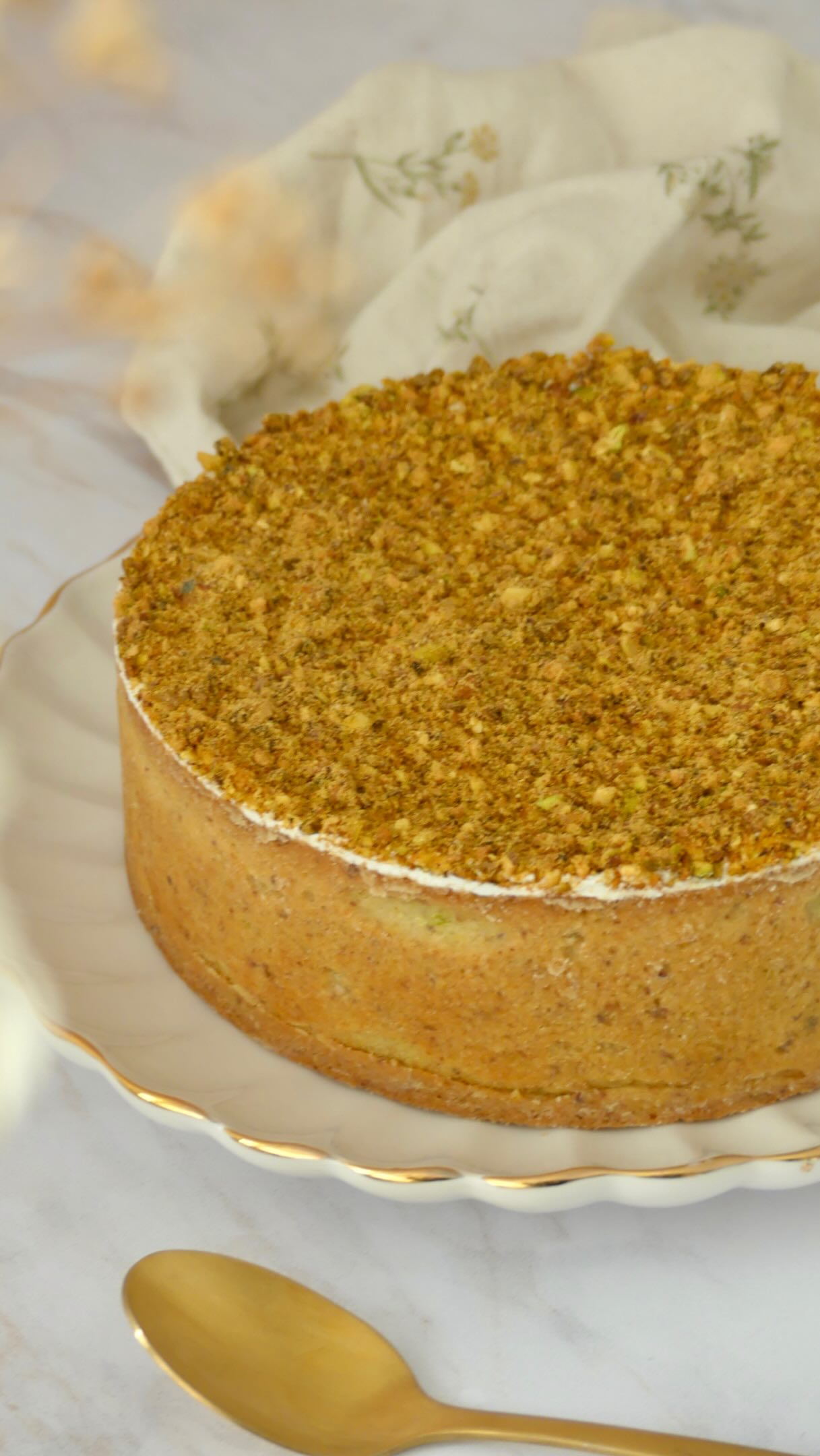Aujourd’hui je vous présente mon délicieux flan à la pistache 💚 Après celui à la cacahuète grué de cacao j’ai voulu tester une recette un peu plus adaptée à la chaleur de cette fin de mois mais tout en restant hyper gourmand et frais 🤗 Donc voici mon flan pistache bien crémeux comme je les préfère ✨
Il est composée :
- Pâte sucrée pistache
- praliné 100% pistache
- Appareil à flan pistache hyper crémeux 🌱
- chantilly légèrement vanillé @vanille_gourmet
- Pistaches croustillantes
La recette arrive très bientôt ✨ toujours illustrée par mes soins.
Une idée pour un prochain flan ? ☀️
Avec les superbes fonds photo de @fondphoto.pastryandtravel
#pastry #pâtisserie #pistache #flan #gourmandise