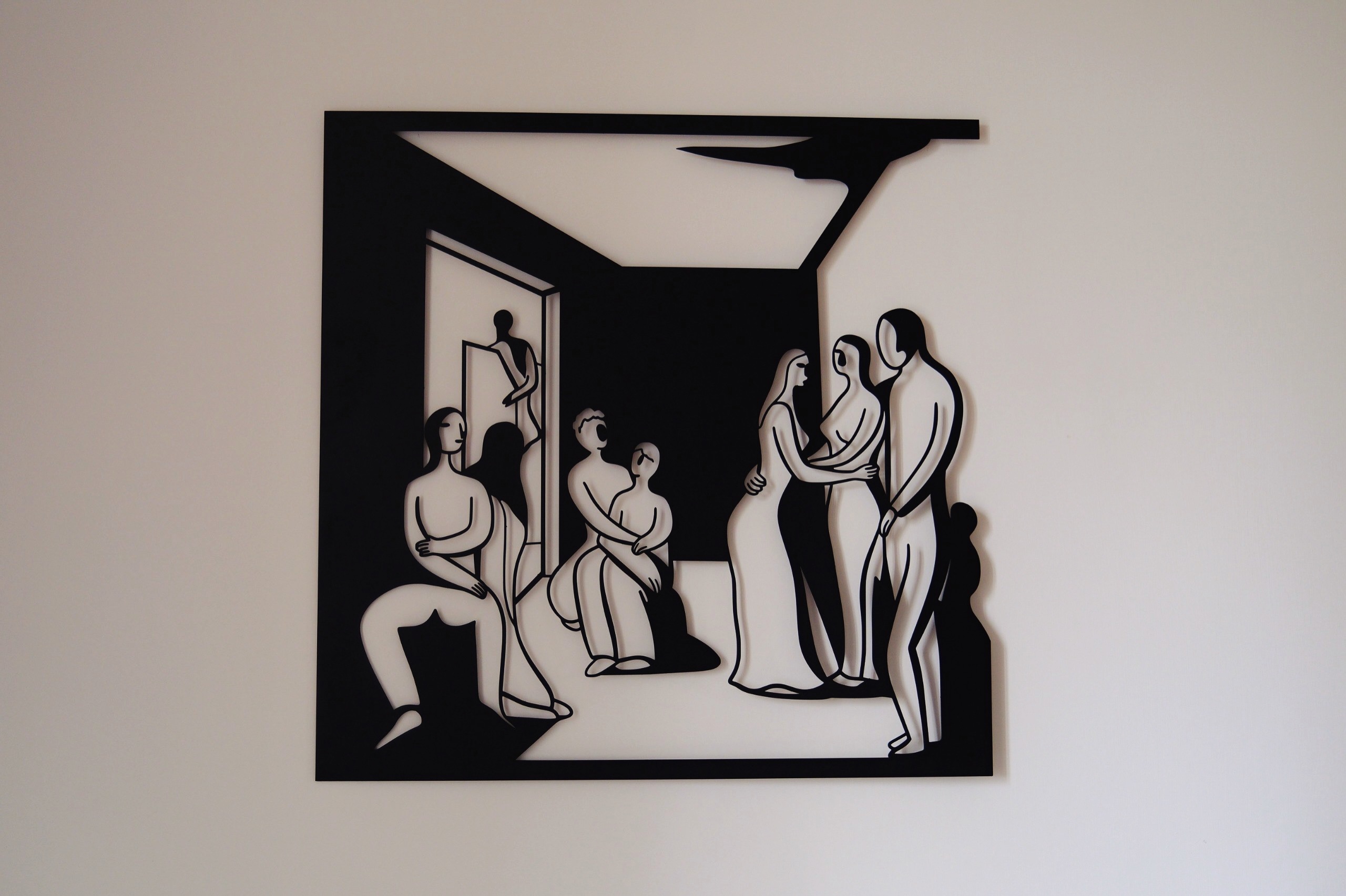 L’essenza delle relazioni umane racchiusa in un gioco di pieni e vuoti. ✨
Questa splendida opera d’arte contemporanea in metallo trasforma la tua parete in un palcoscenico emotivo. La composizione mette in scena figure fluide che si cercano, si abbracciano e si osservano da lontano. ❤️✨