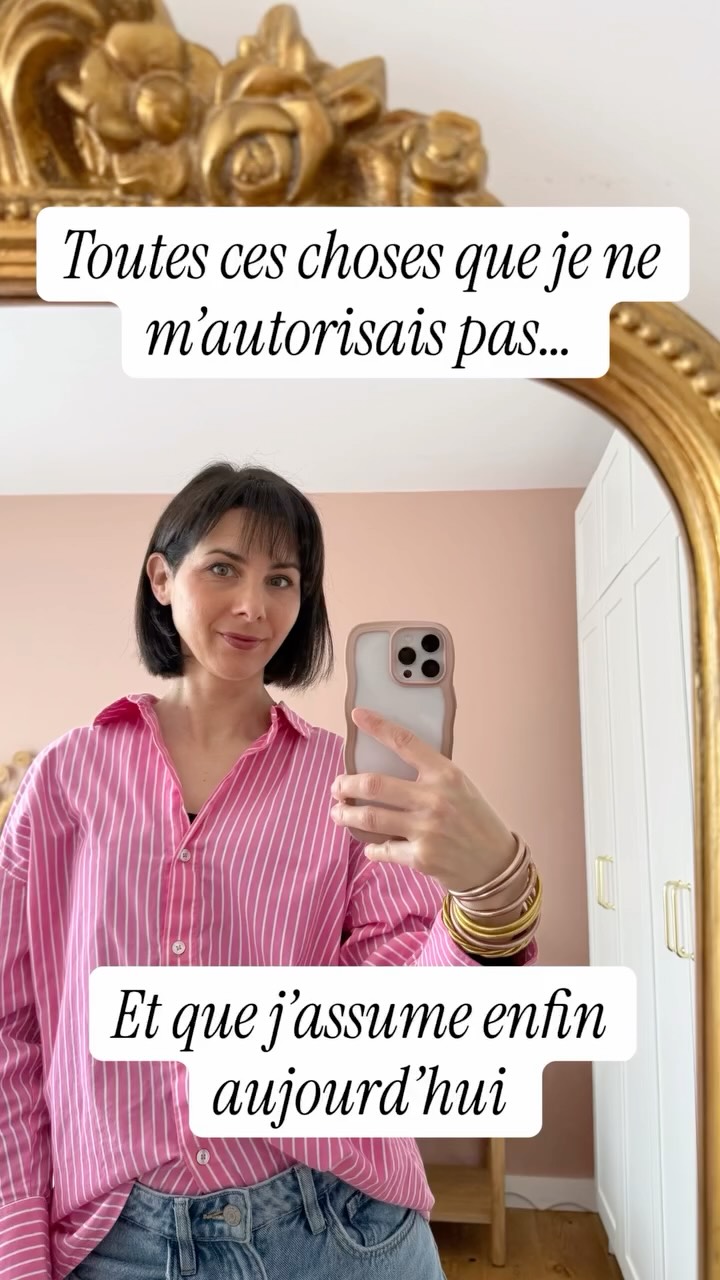 Être discrète. Ne pas prendre “trop” de place. Ne pas trop montrer. Ne pas trop ressentir.
Ça te parle?
Et puis la vie et ses tempêtes te font comprendre que se cacher coûte plus cher que d’oser apparaître.
Aujourd’hui, je crée des espaces où les femmes peuvent ressentir, créer, se reconnecter à elles-mêmes, reprendre leur place.
Pas pour devenir quelqu’un d’autre. Mais pour revenir à qui elles sont profondément.
Et peut-être que tout commence là : dans l’autorisation d’être pleinement soi. À redevenir entière.
Et toi qu’est que tu ne t’autorises pas encore?
#leskarnetsdemel #sereveler #arttherapie #estimedesoi #bienetre
* art-thérapie
* féminin
* estime de soi
* se révéler
* bien-être
* confiance en soi
* créativité