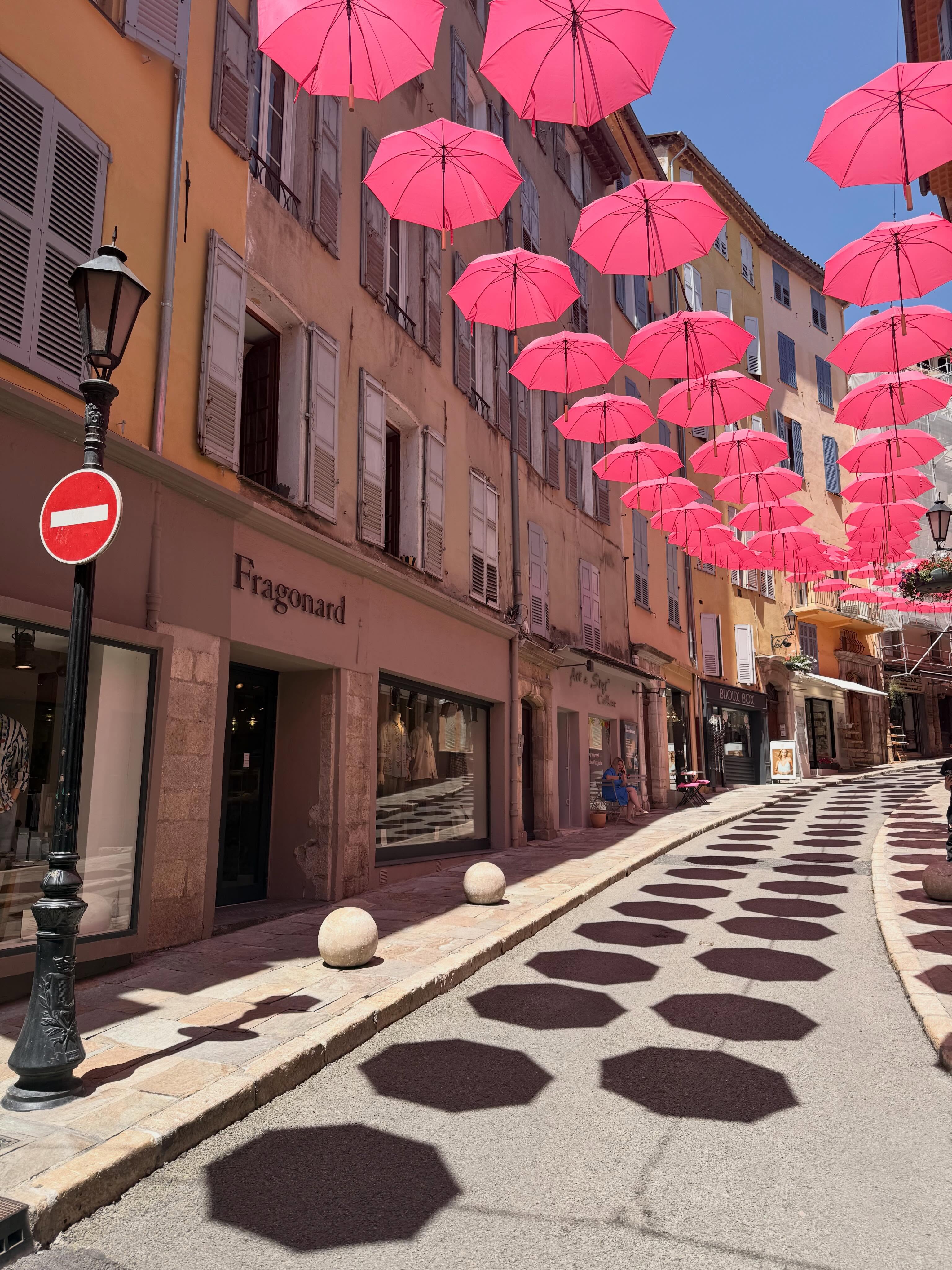 📸 A few shots from SIMPPAR!
1. The iconic pink umbrellas in front of the Fragonard storefront
2. WPC 2026 Conference Director Jenna Troyli and Co-VP Delphine Perdon Rupnow at the dsm-firmenich welcome party
3. Grasse Mayor Jérôme VIAUD’s speech
4. Society of French Perfumers former President Véronique Dupont and current President Eric Meilhoc