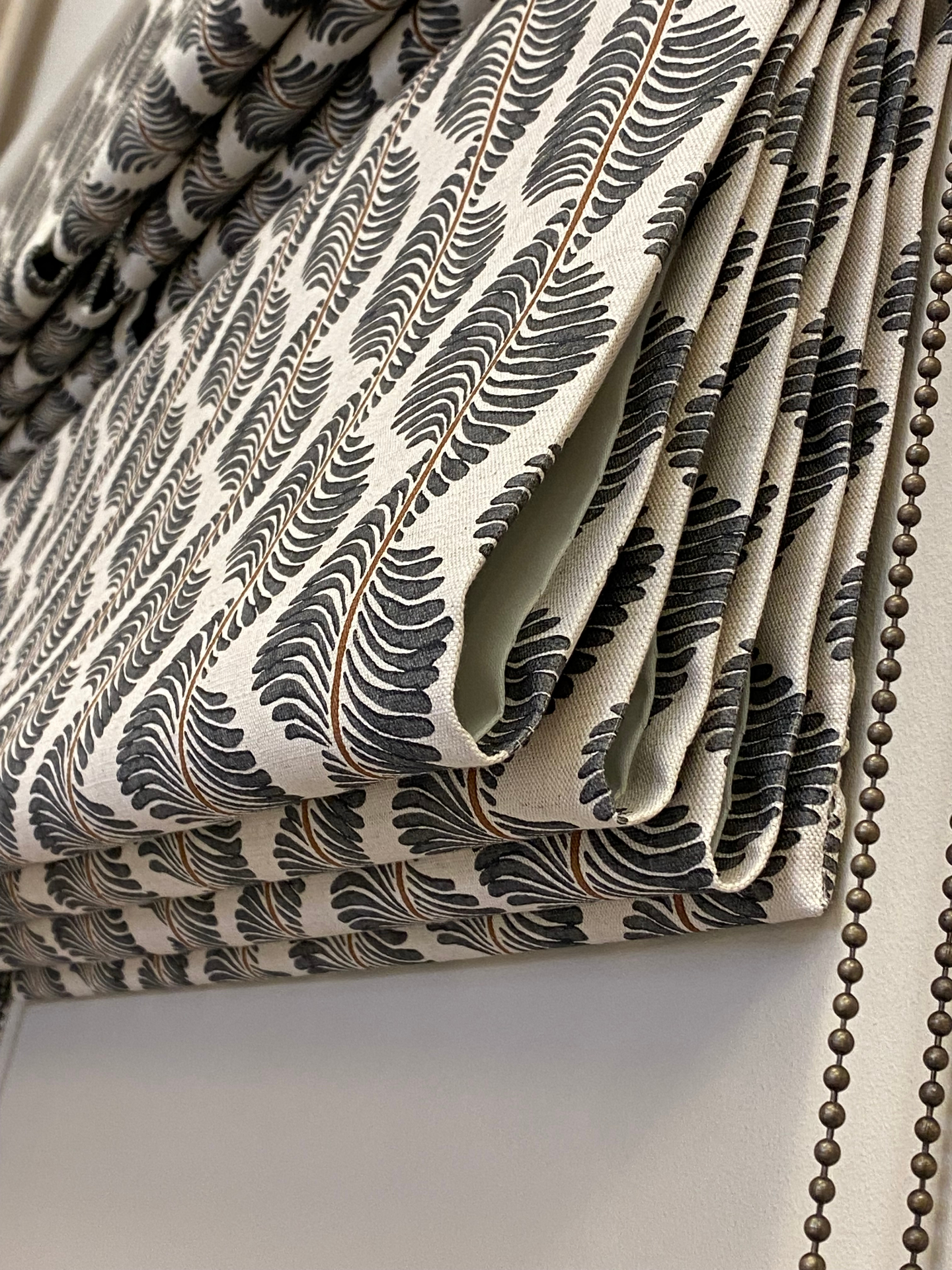 • Plump •
Bespoke Romans have a level of plumpness that online or shop bought blinds simply cannot achieve. Only hand-made blinds have the option to add a plumping & insulating mid-layer of thermal interlining for a truly luxurious finished look & drape.
#romanblinds #bristolblindmaker #bristolcurtainmaker #bristolhomes #romofabrics
Fabric: @romo_fabrics Aubin - Chai Colourway