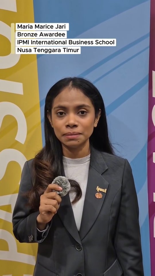 “Saya Maria Marice Jari dari IPMI International Business School dan berasal dari Nusa Tenggara Timur. Bagi saya, mengikuti Award bukan hanya tentang menyelesaikan program, tetapi juga tentang bagaimana saya bisa terus bertumbuh dan memberi dampak bagi sekitar. Bahkan saat pulang kampung atau libur, saya tetap melanjutkan kegiatan volunteering melalui edukasi dan sosialisasi, karena saya percaya hal kecil yang kita bagikan bisa menjadi sesuatu yang berarti bagi orang lain.
Selain itu, saya juga tetap menjaga kegiatan olahraga seperti yoga untuk melatih keseimbangan diri dan menjaga konsistensi. Dari perjalanan ini, saya belajar bahwa berkembang bukan hanya untuk diri sendiri, tetapi juga tentang bagaimana kita bisa hadir dan bermanfaat bagi masyarakat sekeliling saya”
@ipmicampus
@rifa.zahirsjah
@maria_marice_jari