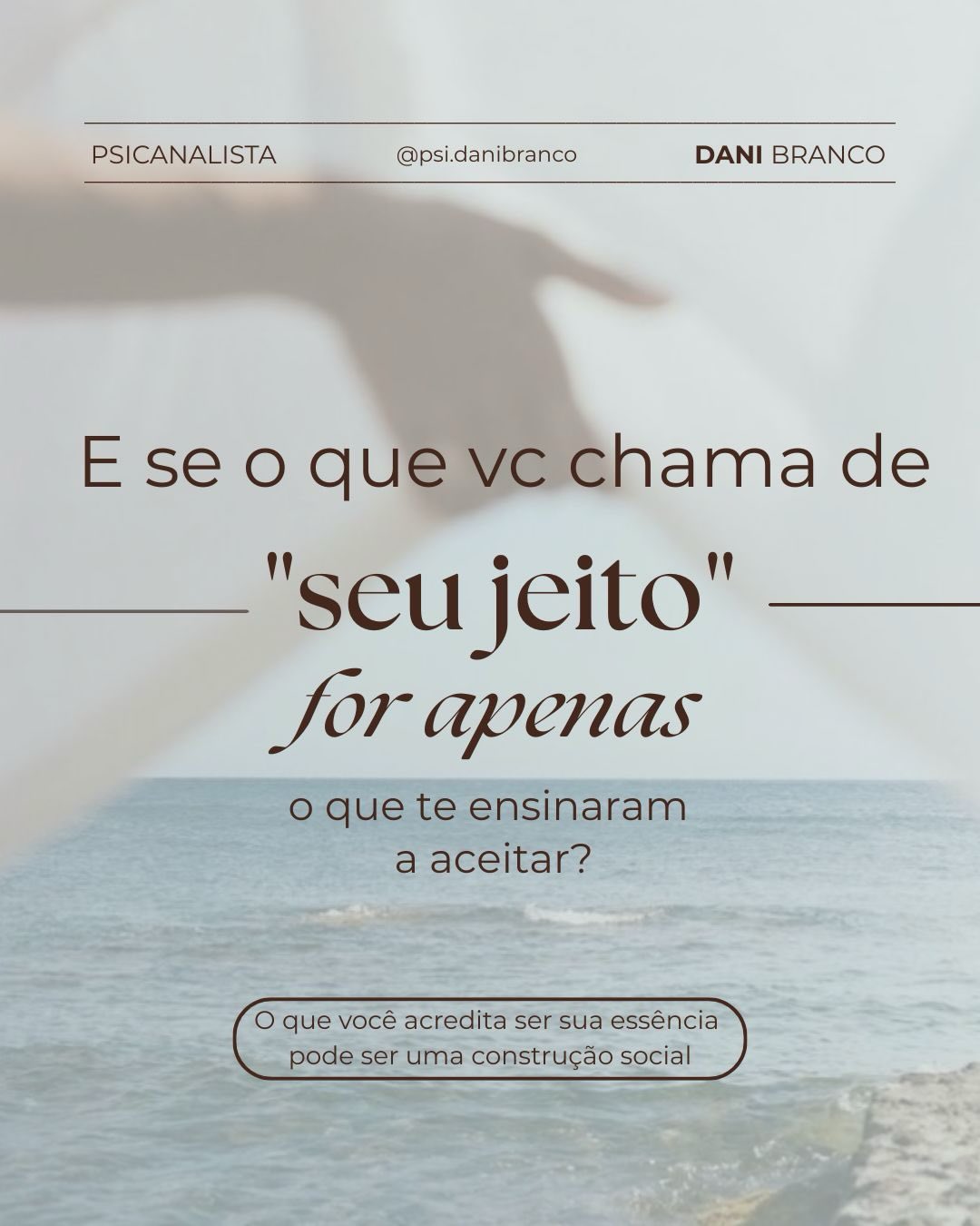 Você já sentiu que está apenas seguindo um roteiro?
Muitas vezes, aquilo que chamamos de “nosso jeito” é, na verdade, o resultado de tudo o que ouvimos desde a infância sobre o que é ser mulher.
A sociedade nos ensina papéis e regras, e acabamos acreditando que essas coisas são “naturais” ou “biológicas”, quando são apenas construções sociais.
A boa notícia é que o ser humano se produz a si mesmo e nada é totalmente fixo. O trabalho da análise ajuda a questionar essas verdades impostas e a descobrir que você pode reconstruir sua própria história.
Não aceite rótulos como se fossem destino. O que foi construído sempre pode ser transformado.
Qual frase você ouviu a vida toda e hoje está pronta para questionar? Escreva aqui embaixo.
Ref: MOREIRA, Alberto da Silva. A construção social da realidade de Peter Berger e Thomas Luckmann. Caminhos, Goiânia, v. 20, n. 1, p. 12-28, jan./abr. 2022.