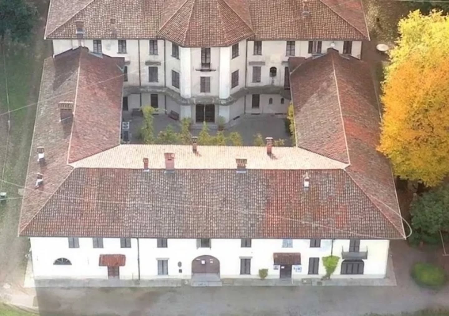 📌 Sabato 6 GIUGNO 📌 Prima tappa del "libro verde" in PIEMONTE, in occasione dell'attesissima VI edizione di BORGOPOESIA nella prestigiosa Villa Marazza, uno dei luoghi storici di Borgomanero, immerso in in parco secolare 🌳.
Un evento che ne racchiude molti nell'arco di due giornate: un Premio di Poesia, un Convegno Internazionale di Poesia quest'anno ispirato al trentennale di "Atelier" (storica rivista di poesia, critica e letteratura fondata nel 1996 dall'editore Giuliano Ladolfi insieme ad Andrea Temporelli) reading e laboratori per bambini, presentazioni di autori contemporanei, aperitivi letterari e altro.
📗 Nella giornata di sabato dalle h 16.00 nello spazio dedicato alla Presentazione di autori contemporanei con letture di Giulio Greco, parteciperò anche io con Che Cos'è Poesia? Spunti di vista per abitare poeticamente il mondo, Giuliano Ladolfi Editore, fresco di premio al 17° Concorso di Letteratura Città di Grottammare Franco Loi @pelasgo968 🥇
🥂 Quale migliore occasione per festeggiare insieme al mio editore di Borgomanero i traguardi raggiunti in questi primi 7 mesi dalla pubblicazione del libro. Con gratitudine per quello stesso "amore per l'infinito" che ci ha fatti incontrare... ♾️ @ladolfieditore @giuliano6158
Maggiori dettagli sul sito: 🔗 www.ceciliamartino.it
#poesia #borgomanero #checosèpoesia #libro #giulianoladolfieditore