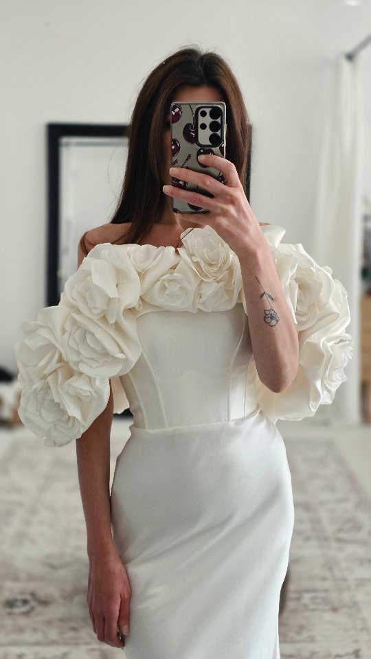 Modern luxury with a transformative touch ✨
The Rozalli gown by Eva Lendel features a striking detachable floral Bardot detail, creating two effortlessly elegant bridal looks in one. Romantic for the ceremony, refined for the evening.
Book your private bridal appointment to discover Rozalli for yourself. 🤍
#EvaLendel #Rozalli #LuxuryBride #ModernBride #BridalFashion DesignerWeddingDress BridalStyle WeddingDressInspiration LuxuryBridal BrideToBe