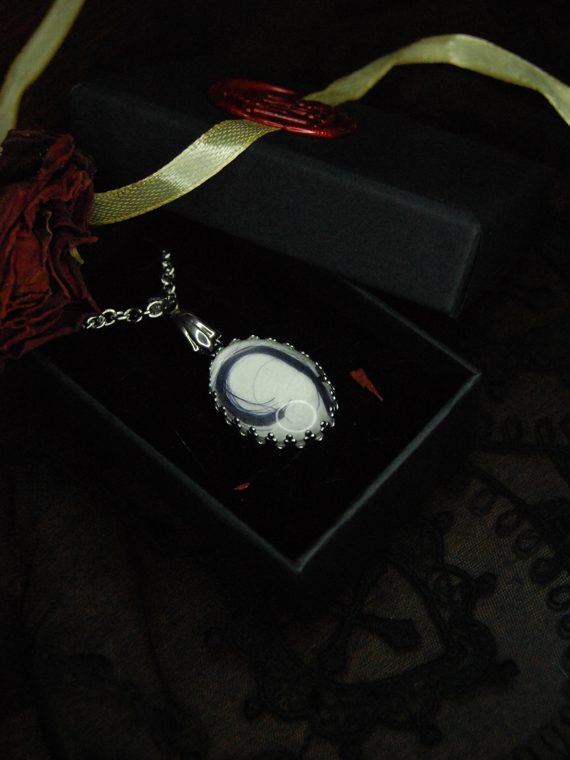 𝕳𝖚𝖒𝖆𝖓 𝕸𝖊𝖒𝖔𝖗𝖎𝖆𝖑
Réalisation d’un collier mémoriel orné d’une mèche de cheveux travaillé en hommage à l’ange de @spooky.ana ✨🪽🖤
Si tu veux qu’on crée ensemble le bijoux de tes rêves pour garder un souvenir éternel de ton proche à la hauteur de ton amour pour lui, tu peux m’envoyer un message privé ou me contacter via mon site (lien dans la bio)💌
Bijoux mémoriaux victoriens, souvenirs, commémoratif, cheveux, travail du cheveux