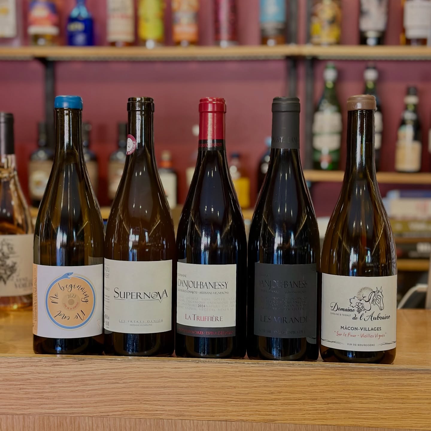 Et biiiiim !
Le réception du jour , et pas des moindre avec les vins du domaines Danjou-Banessy , le retour du blanc de la Spanda et le domaine de l’Aubraine !
Très très fier de pouvoir proposer ces vins dans mon humble établissement.
#fiercommeunbartabac
#cannes #marcheforville #caviste