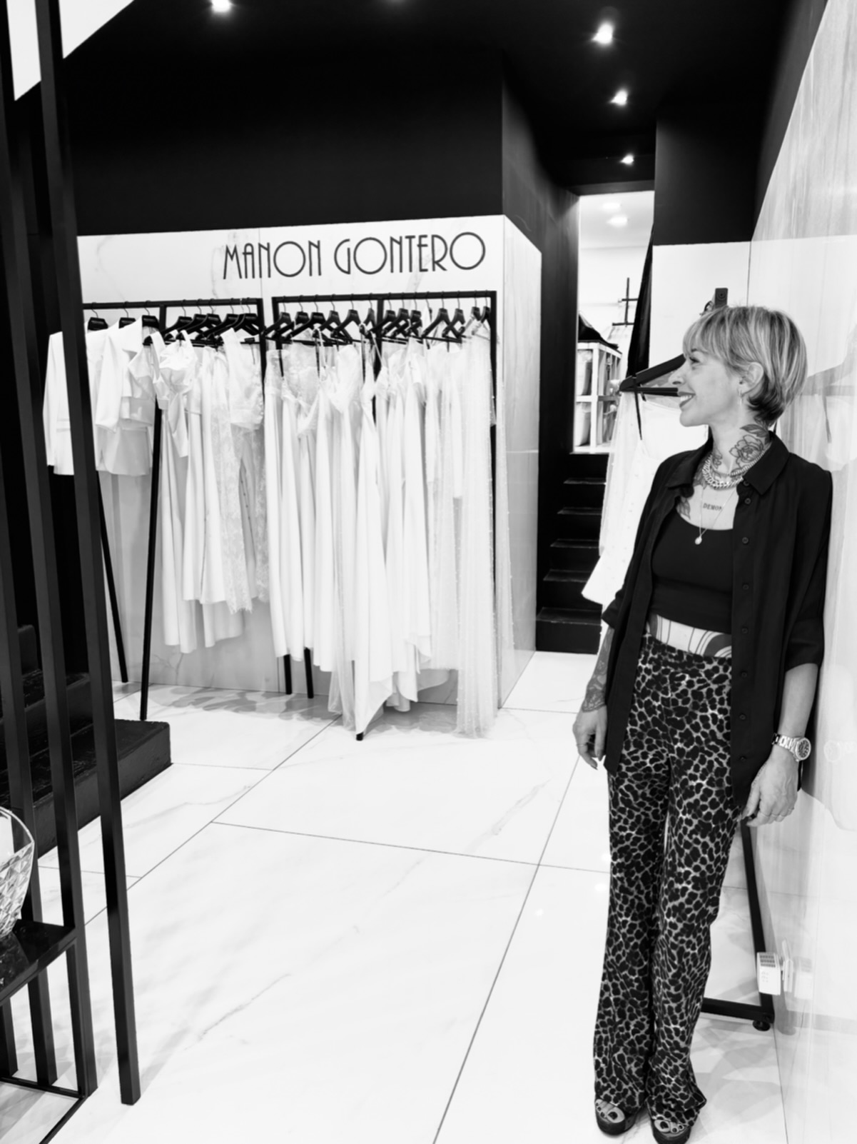 Il y a 15 ans, je créais mes premières robes de mariée avec une idée simple : une robe doit sublimer une femme, pas la transformer en quelqu’un qu’elle n’est pas. 🤍
Depuis, j’ai accompagné des milliers de futures mariées dans ce moment si particulier.
Des femmes toutes différentes, avec leurs envies, leurs complexes parfois, leur personnalité, leur histoire… et c’est justement ça que j’aime dans le sur-mesure.
Parce qu’une robe sur mesure, ce n’est pas seulement une robe.
C’est une création pensée pour VOUS.
Pour votre morphologie, votre allure, votre énergie, votre façon de bouger, de vous sentir belle et surtout de vous sentir vous-même.
Quand vous venez à l’atelier, il n’y a pas d’intermédiaire.
C’est moi qui vous accompagne du premier rendez-vous jusqu’aux derniers essayages.
Je prends le temps d’écouter, de comprendre, de conseiller, de rassurer aussi. Parce que je sais à quel point choisir sa robe peut être un mélange d’excitation… et de doutes.
Et aujourd’hui, après toutes ces années à créer, j’ai aussi eu envie de transmettre ce métier passion. ✂️
À travers mes formations couture et mes masterclass, j’accompagne désormais celles et ceux qui veulent apprendre, se perfectionner ou oser créer à leur tour.
Mais au fond, tout part toujours de la même chose :
la passion de créer avec le cœur, et de révéler ce qu’il y a déjà de beau chez une personne.
Je suis Manon Gontero, créatrice de robes de mariée depuis 15 ans.
Et ici, chaque robe raconte une histoire unique. 🤍
📍Les rendez-vous à l’atelier se prennent via le lien en bio 🔗