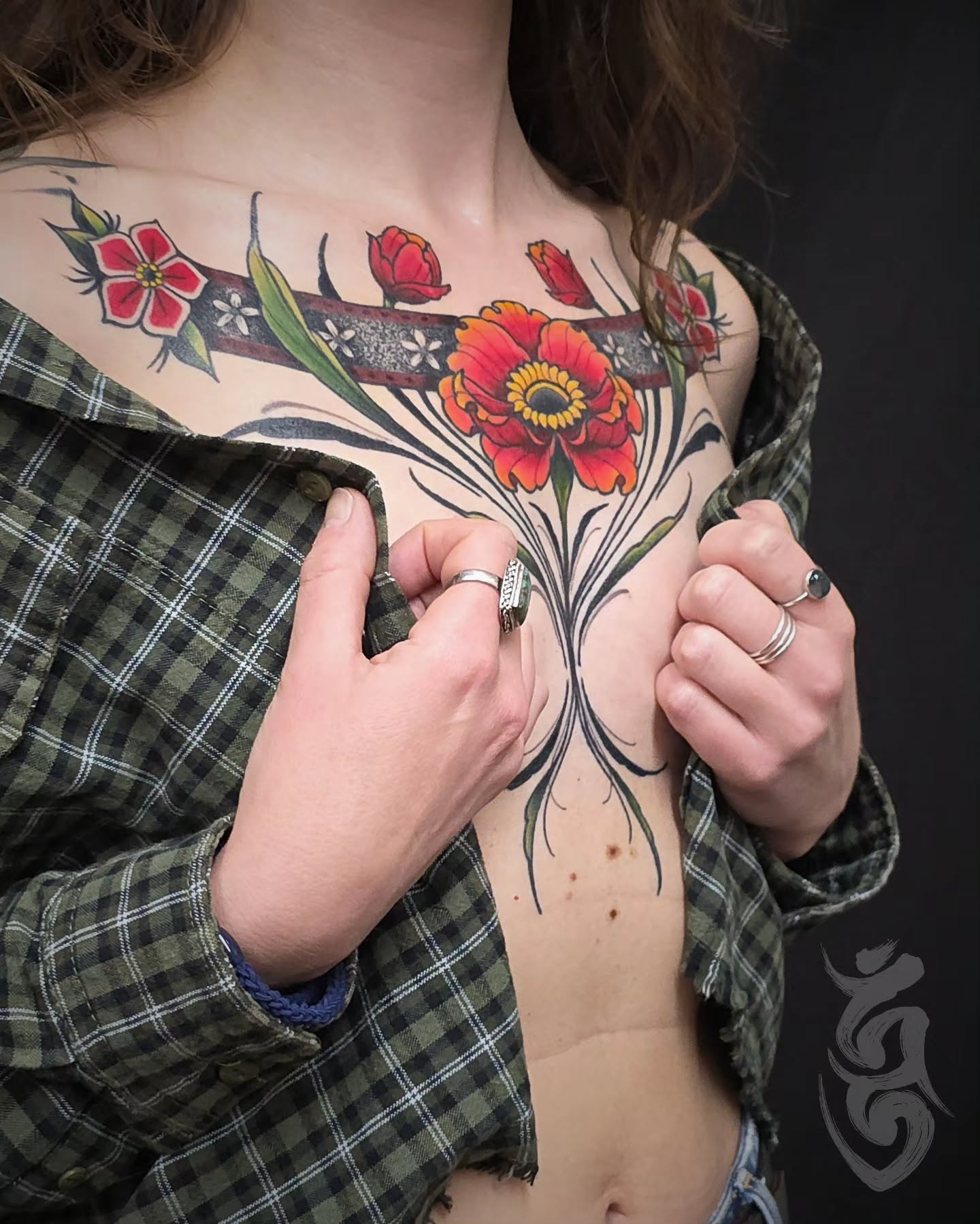 a beautifully coloured chest piece for Alex by our resident artist Nathan @dewartattoo
thank you so much Alex @alexia_dakis for your trust with this piece.
I'm super stoked with how this came out
.
if you'd like something similar, please feel free to get in contact via email holyskinwanaka@gmail.com
& let create a beautiful one off design
.
.
#flowertattoo #chesttattoo #poppytattoo #wanakatattoo #wanaka