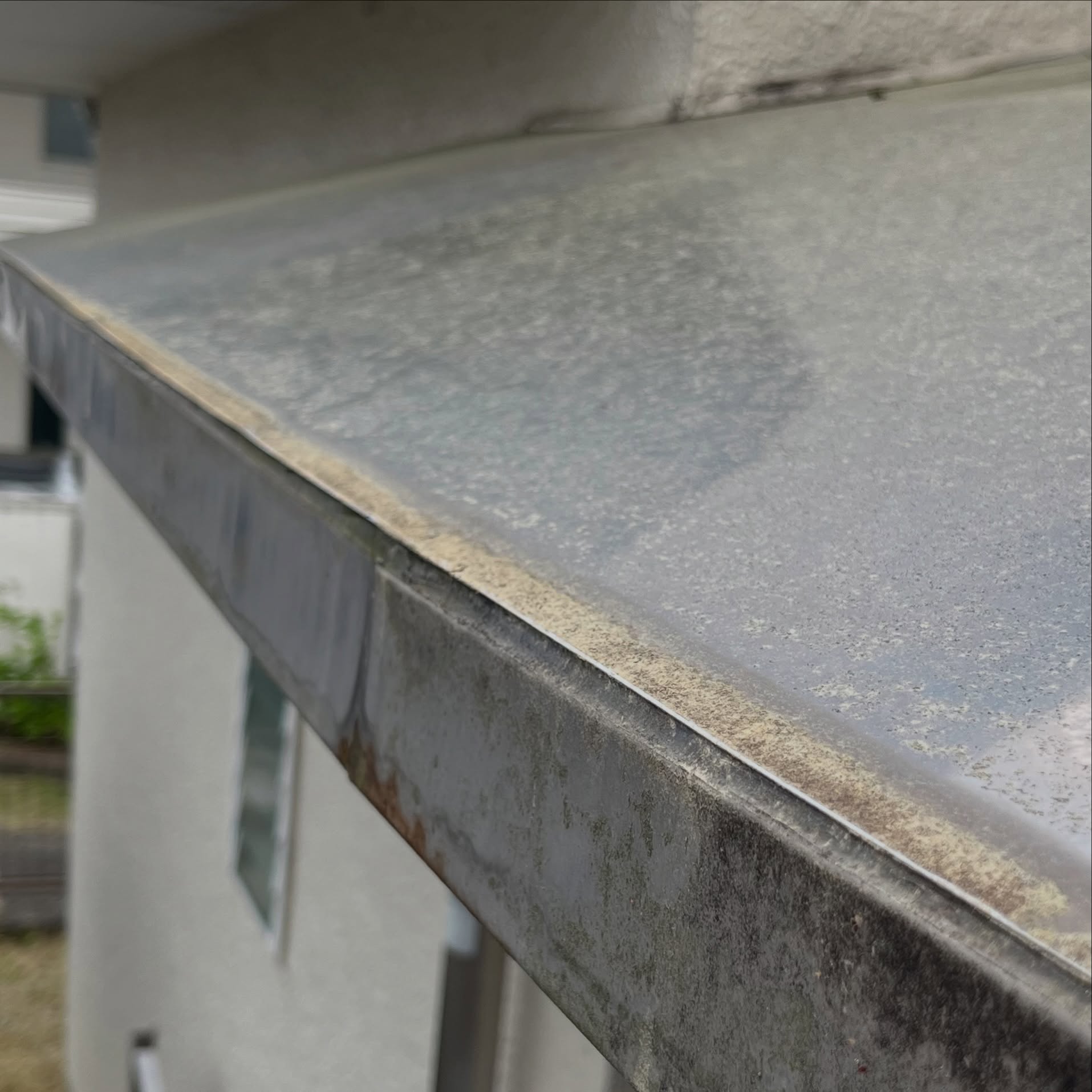 玄関ポーチのひさしの先に雨樋をつけて欲しいとの相談。ひさしの先端の板金納まりが想像と違っていて悩む。。。