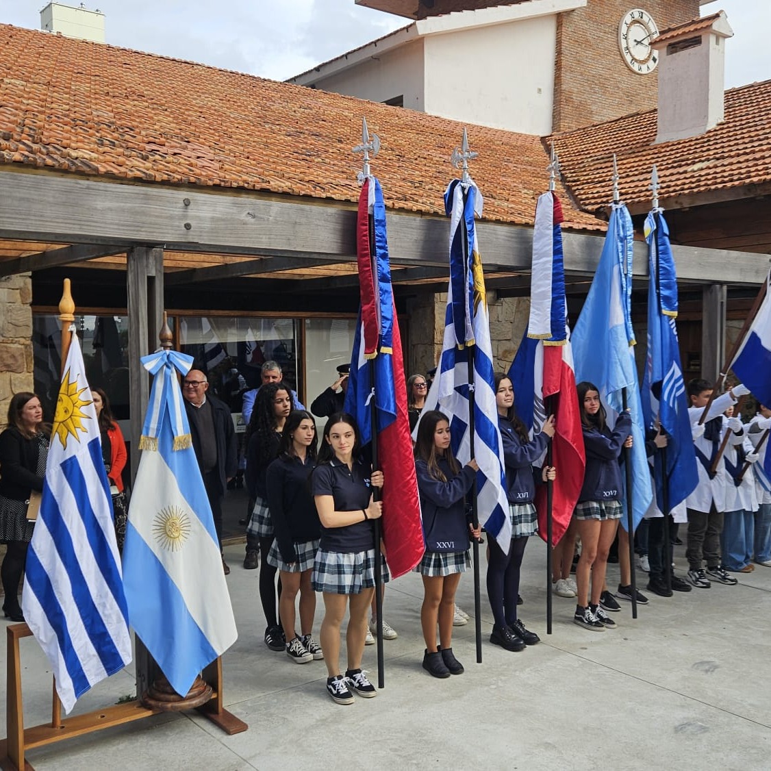 Punta del Este conmemoró junto al Consulado Argentino el 216.° aniversario de la Revolución de Mayo
Con la presencia de autoridades departamentales, representantes diplomáticos y vecinos de la colectividad argentina, se llevó a cabo en la sede del Municipio de Punta del Este el acto conmemorativo por el 216.° aniversario de la Revolución de Mayo de 1810, una de las fechas patrias más significativas para la República Argentina.
La actividad tuvo lugar este lunes 25 de mayo y fue organizada por el Consulado Argentino en Maldonado y contó con el acompañamiento del Municipio de Punta del Este y la presencia del intendente de Maldonado, Miguel Abella.
Durante la ceremonia, la cónsul argentina en Maldonado, María Andrea Rosconi, destacó el valor histórico y emocional que representa esta fecha para los argentinos, especialmente para quienes residen fuera de su país.
“Es el primer grito de libertad con la formación de la Primera Junta en Buenos Aires y, a partir de allí, la construcción del Estado Nación. Para todos los argentinos que vivimos fuera, es recrear esa identidad y esa idea de patria a la distancia”, expresó.
Rosconi agradeció además el apoyo de las autoridades locales y recordó el histórico vínculo entre Maldonado y Argentina. “La Junta de Mayo fue reconocida tempranamente por Maldonado y quizás allí nació ese lazo tan cercano que tenemos con la población local”, afirmó.
La diplomática también valoró que el acto se realice por tercer año consecutivo en un espacio público e icónico de Punta del Este, permitiendo que residentes y visitantes compartan la celebración. “No solamente fortalece el vínculo argentino-uruguayo, sino que permite que toda la comunidad disfrute del lugar y de esta fecha tan especial”, señaló.
Por su parte, el alcalde de Punta del Este, Javier Carballal, resaltó la importancia de la colectividad argentina para Maldonado y el fuerte vínculo histórico entre ambos pueblos.
*Nota completa, link en bio. Punta del Este conmemoró junto al Consulado Argentino el 216.° aniversario de la Revolución de Mayo
Con la presencia de autoridades departamentales, representantes diplomáticos y vecinos de la colectividad argentina, se llevó a cabo en la sede del Municipio de Punta del Este el acto conmemorativo por el 216.° aniversario de la Revolución de Mayo de 1810, una de las fechas patrias más significativas para la República Argentina.
La actividad tuvo lugar este lunes 25 de mayo y fue organizada por el Consulado Argentino en Maldonado y contó con el acompañamiento del Municipio de Punta del Este y la presencia del intendente de Maldonado, Miguel Abella.
Durante la ceremonia, la cónsul argentina en Maldonado, María Andrea Rosconi, destacó el valor histórico y emocional que representa esta fecha para los argentinos, especialmente para quienes residen fuera de su país.
“Es el primer grito de libertad con la formación de la Primera Junta en Buenos Aires y, a partir de allí, la construcción del Estado Nación. Para todos los argentinos que vivimos fuera, es recrear esa identidad y esa idea de patria a la distancia”, expresó.
Rosconi agradeció además el apoyo de las autoridades locales y recordó el histórico vínculo entre Maldonado y Argentina. “La Junta de Mayo fue reconocida tempranamente por Maldonado y quizás allí nació ese lazo tan cercano que tenemos con la población local”, afirmó.
La diplomática también valoró que el acto se realice por tercer año consecutivo en un espacio público e icónico de Punta del Este, permitiendo que residentes y visitantes compartan la celebración. “No solamente fortalece el vínculo argentino-uruguayo, sino que permite que toda la comunidad disfrute del lugar y de esta fecha tan especial”, señaló.
Por su parte, el alcalde de Punta del Este, Javier Carballal, resaltó la importancia de la colectividad argentina para Maldonado y el fuerte vínculo histórico entre ambos pueblos.
*Nota completa, link en bio.