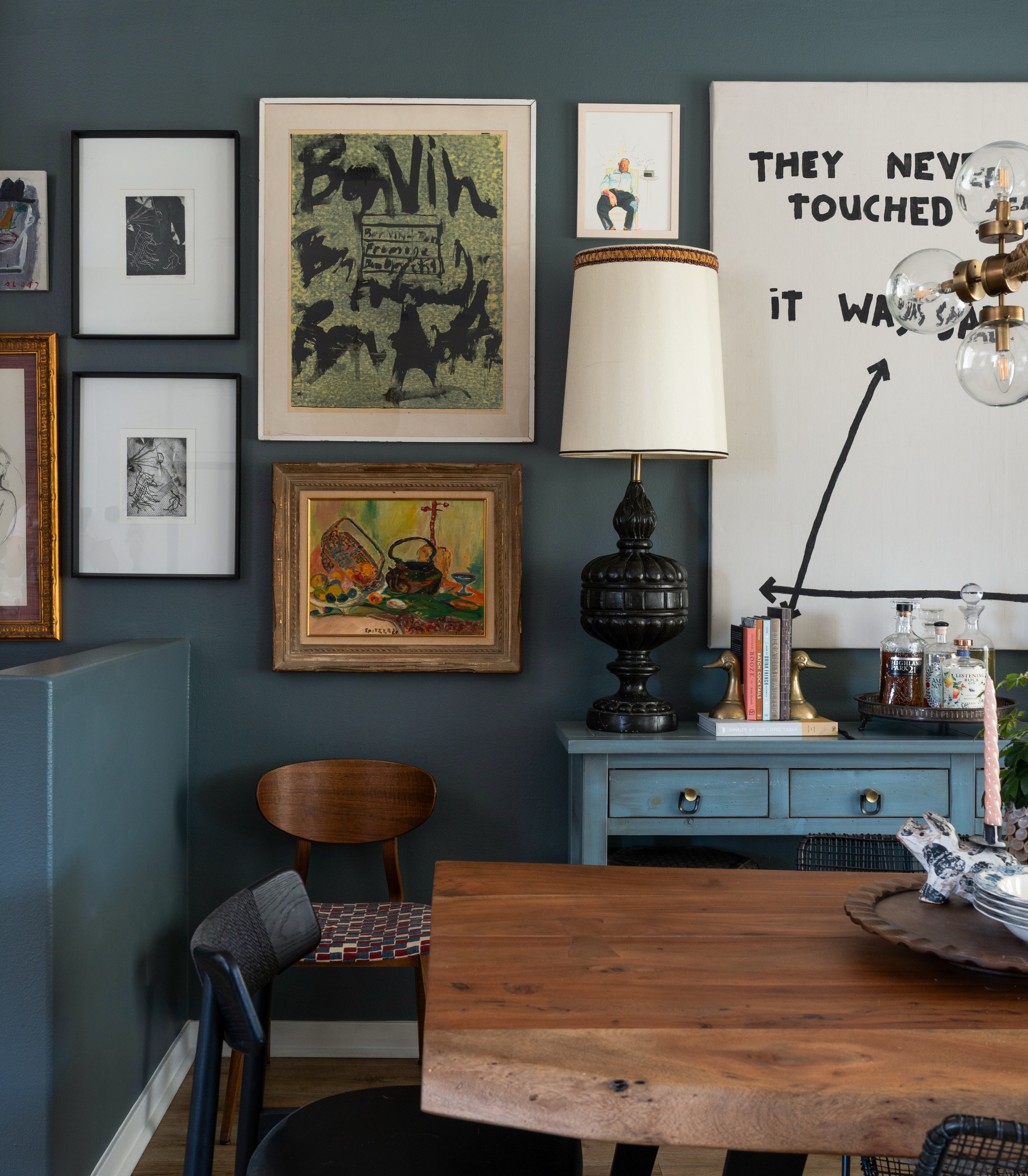 POV: you stopped trying to make your house look like everyone else’s.
This is your reminder that moody paint, weird little art pieces, vintage finds, oversized lighting, and a gallery wall that maybe shouldn’t work together… usually end up being the spaces people love the most.
I’ll always choose a home that feels collected over one that feels too perfect.
Design @kiki_designstudio
Pc @charlotteleaphotography