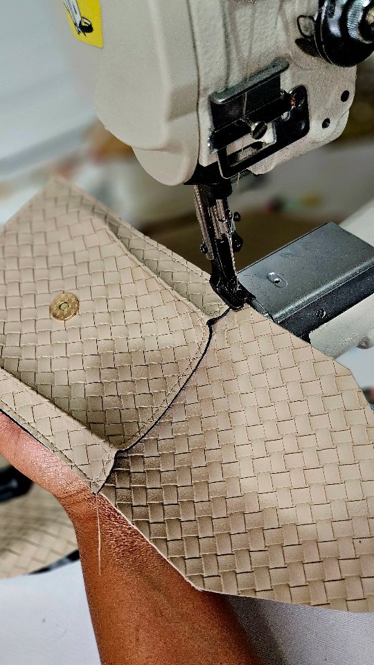 Sneaking in a little sewing after track practice because this really is my happy place 🥰🧵
Life gets busy, so I take whatever little bits of time I can to sew. Even if it’s just a few minutes at the machine, it always resets me ✨
Who else squeezes sewing into the cracks of their day? 🙋🏾♀️💕 #bagmaking #bagmaker #sew #diybag #crafty