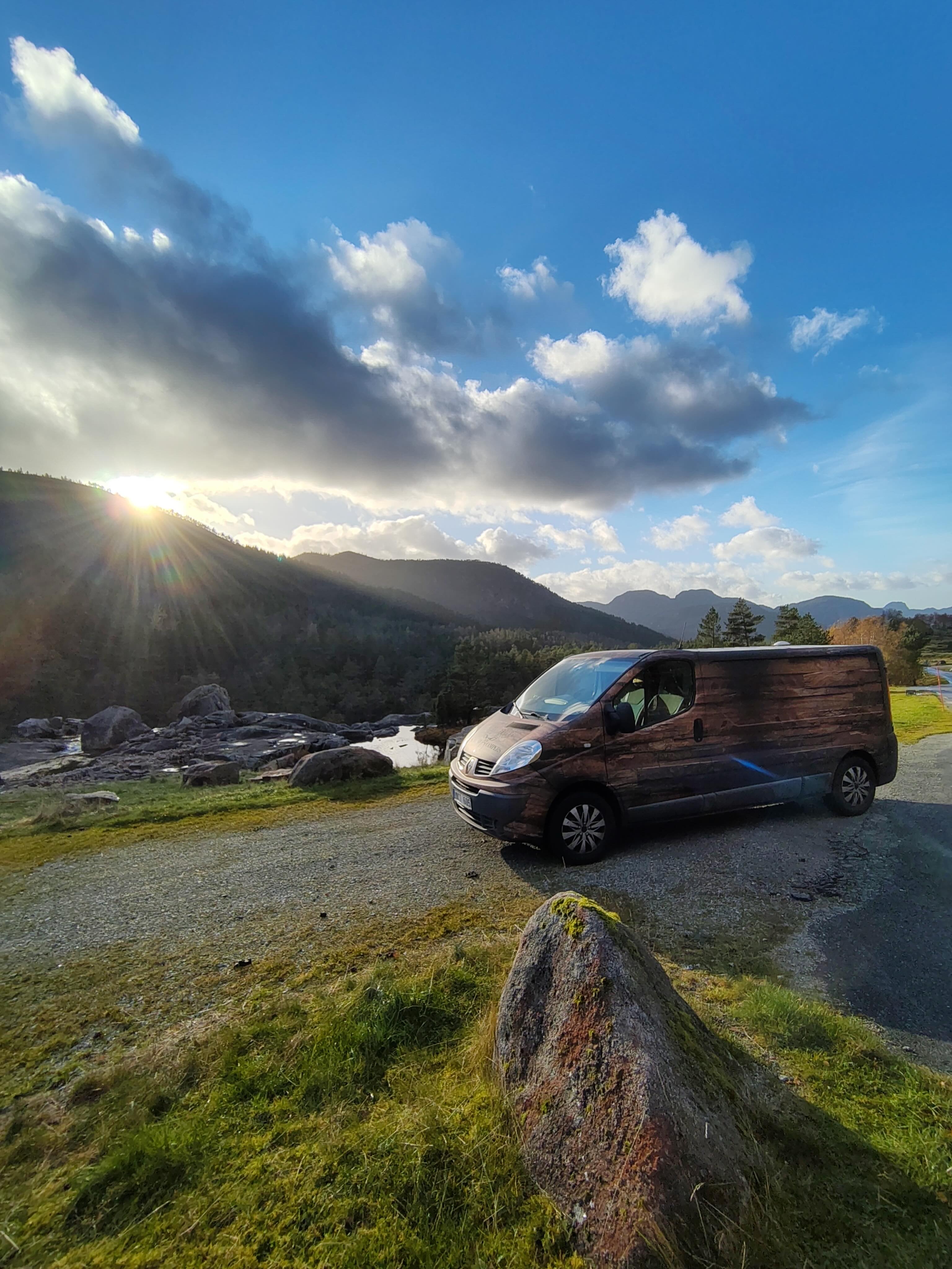 Sweden 🇸🇪 / Norway 🇳🇴✨
Colorful villages, dramatic fjords, and roads you’ll never forget 🚐
The best part?
Even if our vans are picked up in Sweden, you can easily explore Norway and other neighboring countries on the same trip 🌍
👉 Ready for an unforgettable Scandinavian road trip?
#norway #scandinavia #vanlife #roadtrip