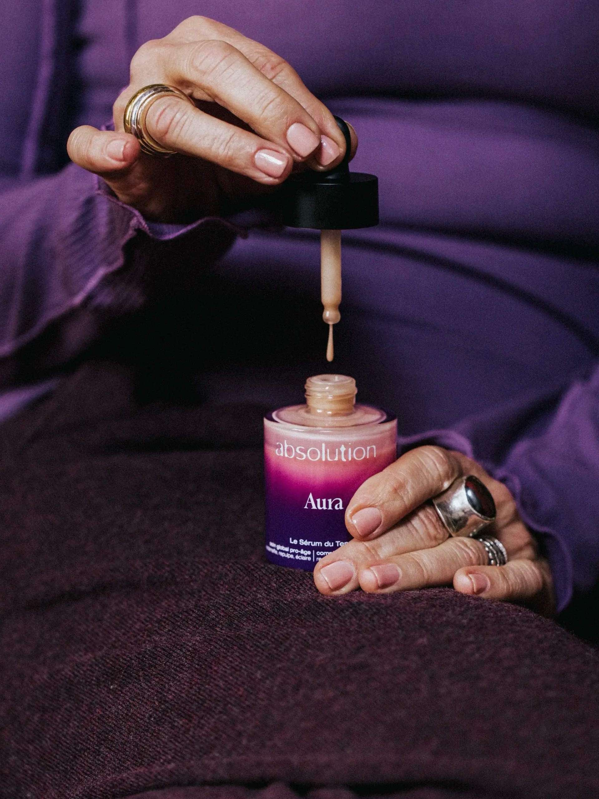 / ✨ Nouveau : Aura - Le Sérum du Temps @absolution_cosmetics
Ce sérum visage bio pro-âge associe la Criste Marine, les Peptides de Reishi, l’acide hyaluronique et l’Osilift® pour aider à redensifier, repulper et illuminer la peau. Sa formule riche en actifs botaniques contribue à lisser les rides, améliorer la fermeté cutanée et raviver l’éclat naturel du teint.
Idéal pour les peaux en quête d’un soin anti-âge bio efficace, Aura enveloppe la peau de confort tout en soutenant la production naturelle de collagène.
💧 Hydratation
✨ Éclat
🌿 Skincare bio
💚 Peau repulpée
。
🇬🇧 ✨ New : Aura - Le Sérum du Temps by Absolution
This organic pro-aging face serum combines Sea Fennel, Reishi Peptides, Hyaluronic Acid and Osilift® to help redensify, plump and illuminate the skin. Its formula, enriched with botanical actives, helps smooth fine lines, improve skin firmness and revive the complexion’s natural glow.
Perfect for skin looking for an effective organic anti-aging skincare solution, Aura wraps the skin in comfort while supporting the skin’s natural collagen production.
💧 Hydration
✨ Radiance
🌿 Organic skincare
💚 Plumper-looking skin
#absolution
#skincarebio
#collagene
#cleanbeauty
#serumantiaging