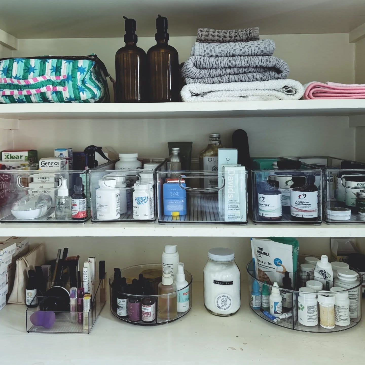 Bathroom clutter can get out of control quickly. I can contain it for long-lasting results. Swipe left to see before image.
#organizingthatlasts #clutterfreehome #bayareaorganizer #professionalorganizing #amscotthome