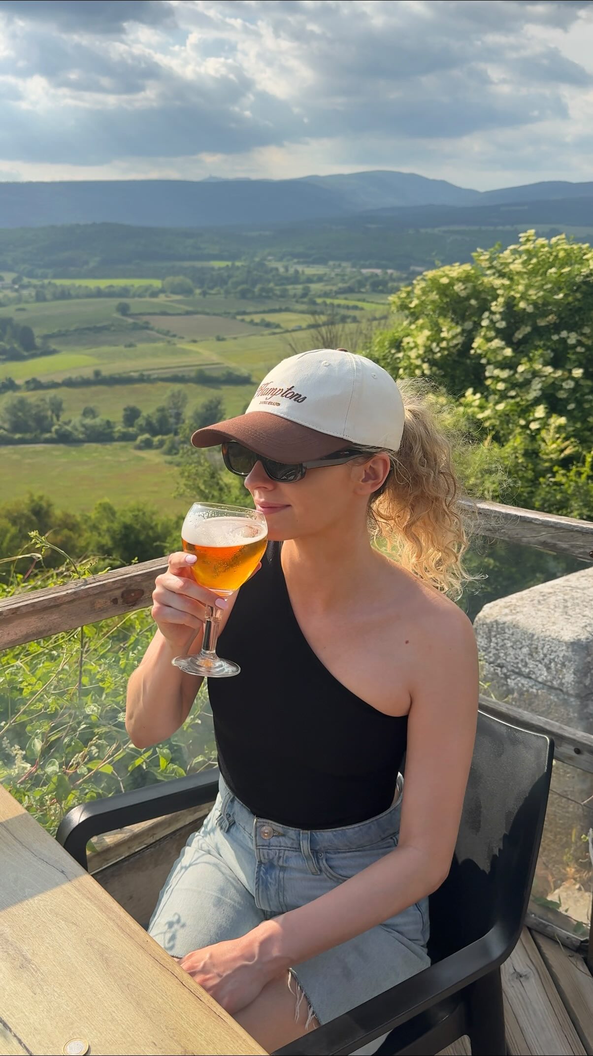 A lovely travel day to start my trip to France, for my gorgeous bride Kellie’s wedding 🩷✨
The views are to die for here!
Have my friend Chloe with me 🥰 always nice to have company when working away.
Looking forward to doing @kellielbaldwin makeup later on today for their pizza party ✨🩷 stay tuned to see you stunning bride and beautiful venue!
#destinationmakeupartist #destinationwedding
Destination makeup artist
South of France wedding
Makeup artist vlog
Sault wedding