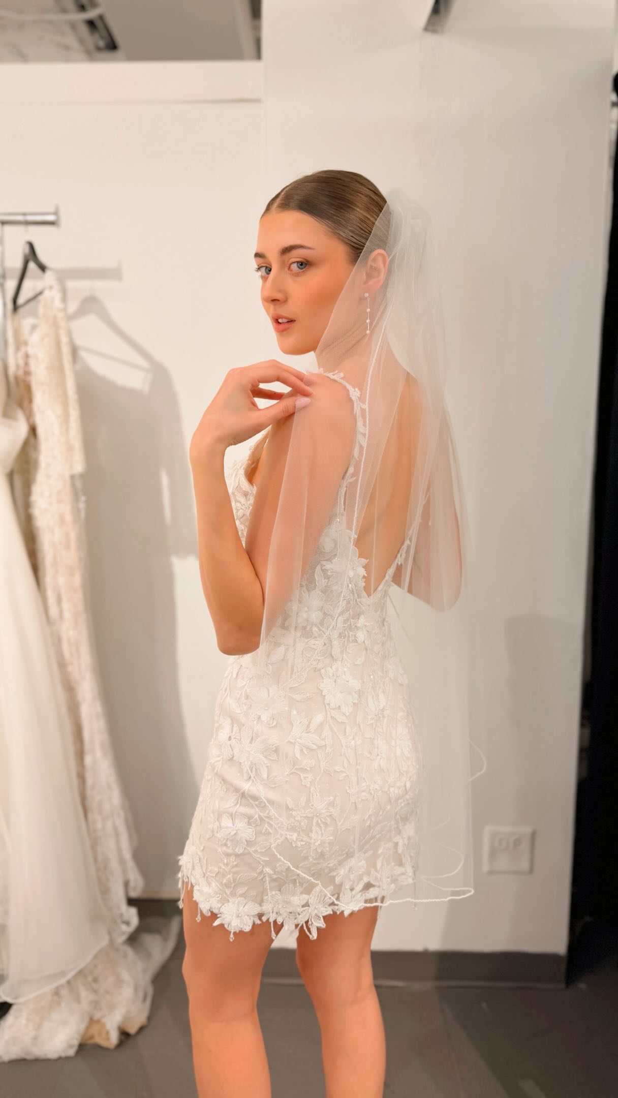 Garrett Graham called, he said to go on and get that mini for your wedding day 😌
Mini bridal dress + statement accessories = the ultimate cool girl second look. Perfect for the reception outfit change, after party, getaway look, or bridal shower fit.
Accessories by the incredible @arieltaub_accessories 😍🤍