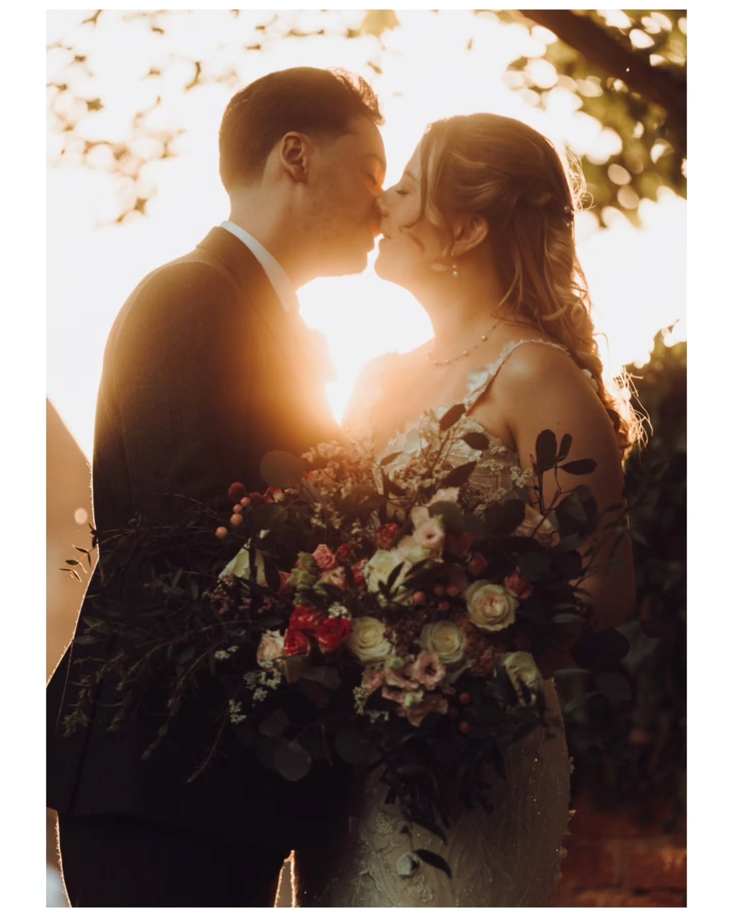 J & D absolutely nailed the hottest day of the year so far ☀️🔥
From the sunshine-filled ceremony to dancing long after sunset, Leez Priory was the perfect backdrop for a day packed with love, laughter and the kind of energy you never want to end.
The heat brought the sunshine, but these two brought the atmosphere 💛
#LeezPrioryWedding #EssexWeddingPhotographer #UKWeddingPhotographer #SummerWedding #WeddingPhotography