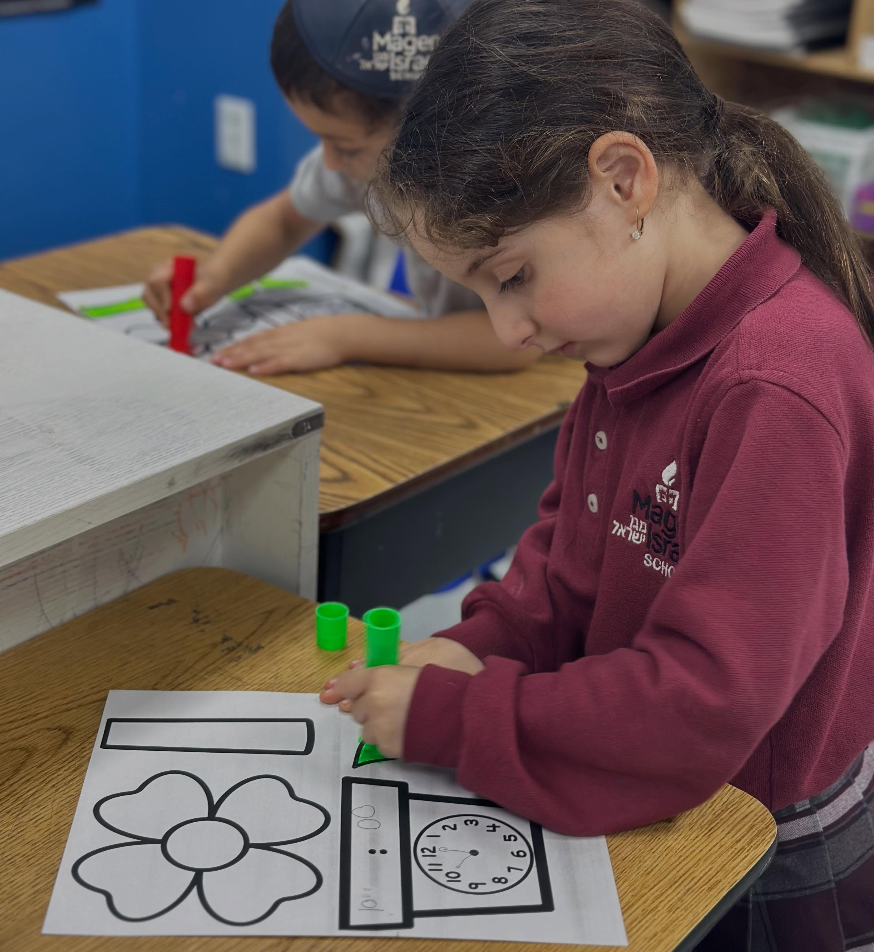 Mrs. Lalehzari’s class has been learning to read clocks! To finish the unit, each student created their own clock showing a chosen time and decorated it creatively. So proud of their hard work 👏 ⏰🎨