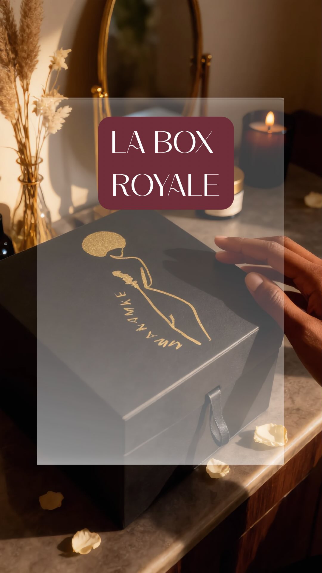 Elle est lĂ . Et elle nâest pas comme les autres. đ
La Box Royale Mwanamke nâest pas une box quâon jette.
Câest un Ă©crin en cuir vĂ©ritable, fait main. Afin que quand tu le voit sur ta coiffeuse, quand tu lâouvres chaque matin â tu te rappelles que tu as de la valeur. Que prendre soin de toi nâest pas un luxe. Câest une nĂ©cessitĂ©. Un acte sacrĂ©.
Ă lâintĂ©rieur, 9 produits rĂ©partis en 3 gammes :
đ Couronne ImpĂ©riale â Shampoing pousse · Masque pousse · Huile capillaire potente
đ€ Enveloppe SatinĂ©e â Savon · Gommage · Chantilly corps
đž Fleur SacrĂ©e â Serviettes ionisantes · Patch chauffant · ThĂ© fleur de framboisier
Et ce nâest que le dĂ©but.
La Box Royale fonctionne comme une routine Ă©volutive â chaque mois, tu complĂštes ta gamme avec les produits quâil te manque ou qui sont Ă©puisĂ©s.
Par exemple, le mois suivant ta premiĂšre commande, il te restera certainement du shampoing, donc tu peux choisir Ă la place un masque prĂ©-shampoing, un dĂ©mĂȘlant Ă la kĂ©ratine ou au beurre coiffant. LâidĂ©e est que tu construises ton rituel Ă ton rythme, selon tes besoins.
Seuls les produits de la gamme Fleur SacrĂ©e reviennent chaque mois â parce que prendre soin de ton intimitĂ© et de ton cycle, ça ne sâarrĂȘte jamais.
Un Ă©crin qui reste. Une routine qui grandit. Une femme qui sâhonore.
Box Royale â prix du 1er mois 199,90⏠· đ€
â€ïž Parce que tu es belle, puissante et sacrĂ©e â€ïž
#MwanamkeCosmetique #BoxRoyale #BeautéAfro #CheveuxAfro #PeauxNoires
BienEtreFéminin
FleurSacrée
CouronneImpériale
EnveloppeSatinée
ĂcrinEnCuir
BoxBeauté
RituelBeauté