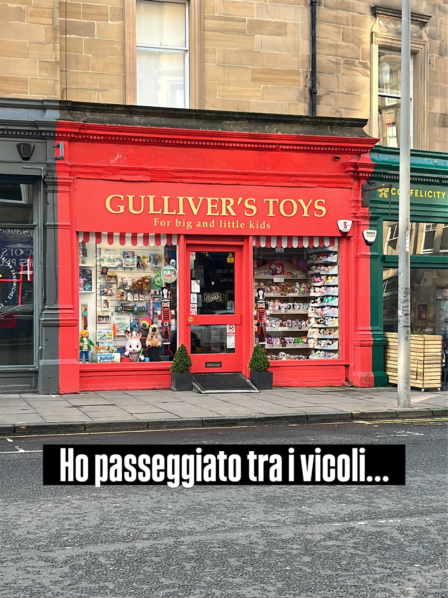 La meraviglia, secondo me, non ha bisogno di grandi vetrine e luci scintillanti. Adoro e mi sono da sempre ispirato, per la mia Bottega dei giocattoli, all’atmosfera calda e accogliente di certi luoghi. E conservo sempre il desiderio di poterti trasmettere, tramite i miei post e video, il fascino che si nasconde dietro alle piccole cose. E a oggetti, come solo i #giocattoli possono essere, che si caricano di significato.
Buona visione da Guglielmo e la Bottega di Magorium.
-
#magoriumgiocattoli #angolinascosti #bottega #vicoli