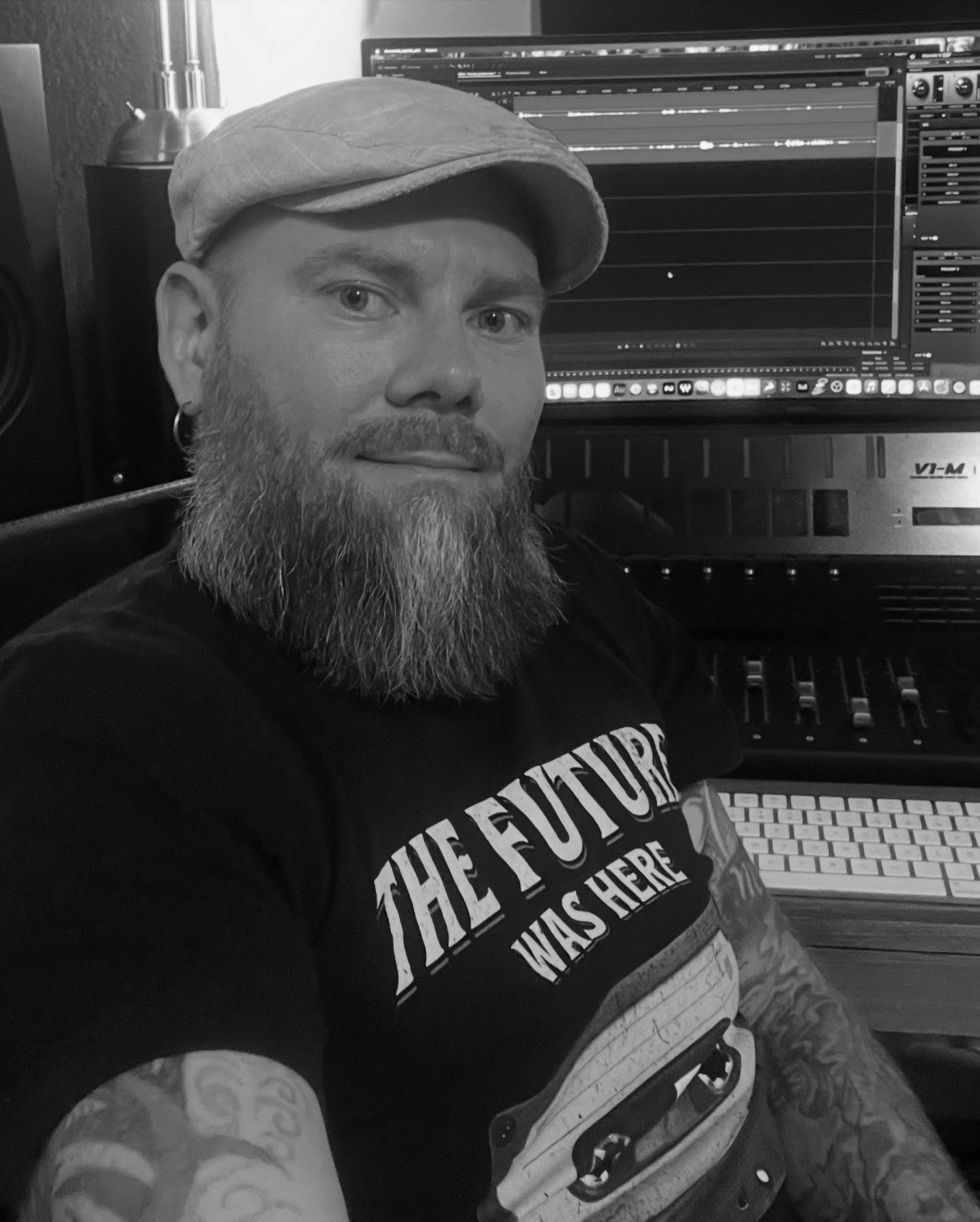 A lot of recording today and then many days of mixing. Damn it is fun!
#recording #recordingstudio #tshirt #musicproducer #newdesing
