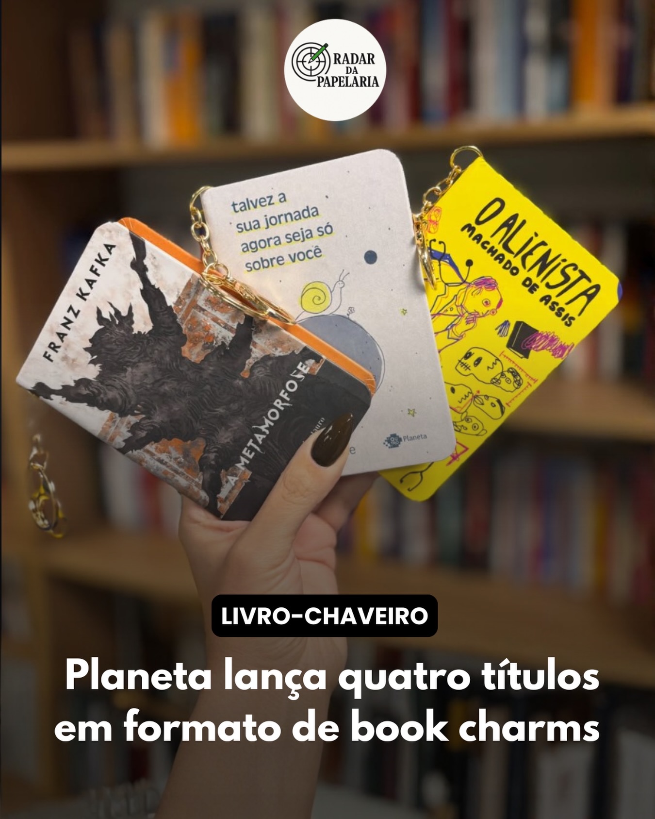 LIVRO-CHAVEIRO 📚
Após a Culturama anunciar a pré-venda de livros em português no formato de book charms, a Editora Planeta lançou a sua coleção de livros de bolso com chaveiro. Apesar do tamanho pequeno (8 cm x 12 cm), eles contam com obras completas.
A coleção conta inicialmente com quatro títulos: A Metamorfose (Franz Kafta), O Alienista (Machado de Assis), A gente mira no amor e acerta na solidão (Ana Suy) e Talvez a sua jornada agora seja só sobre você (Iandê Albuquerque).
Os livros chaveiro da Editora Planeta já estão à venda por R$ 59,90 em diversas livrarias pelo Brasil, como Livraria Curitiba, Livraria da Vila, Livraria Leitura, Martins Fontes, Livraria da Vila, Livraria Travessa e na Amazon.
📡🗒️
