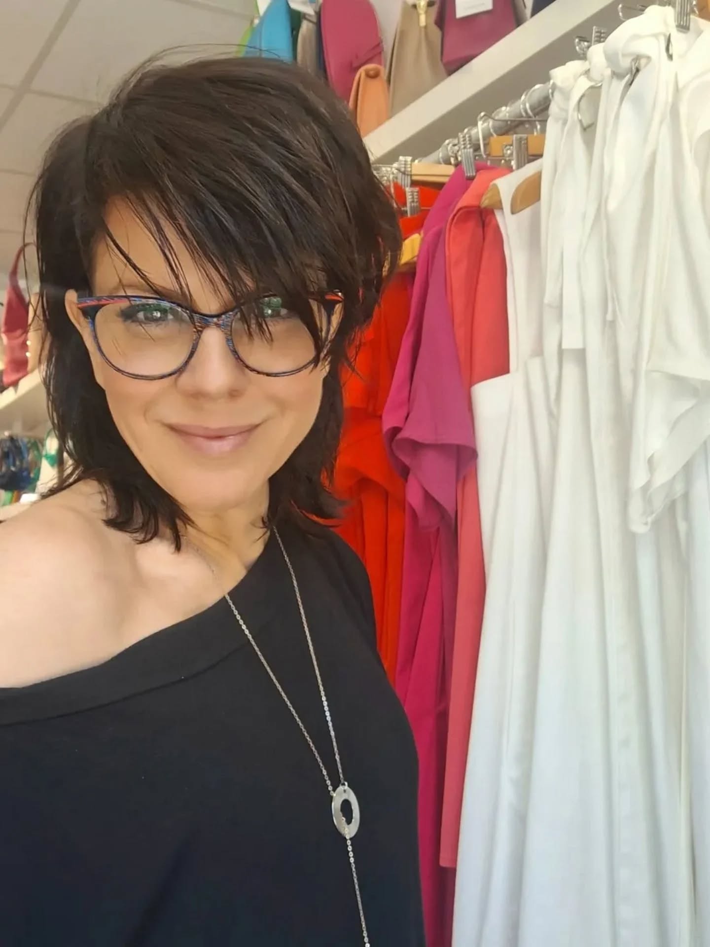 Ma Bojti Szilvi, a @whitelemon.smartwear tervezője vár benneteket a Prizmában, könnyű, színes, nyári ruhákkal, és sok szeretettel! Gyertek el, és válogassatok kedvetekre! 😘
Holnap zárva leszünk, de több tervezőnkkel is találkozhattok a hétvégén különböző design vásárokban.
.
.
.
.
#prizma #whitelemonsmartwear #2026summer #prizmadesignerstore #uniquepiece
