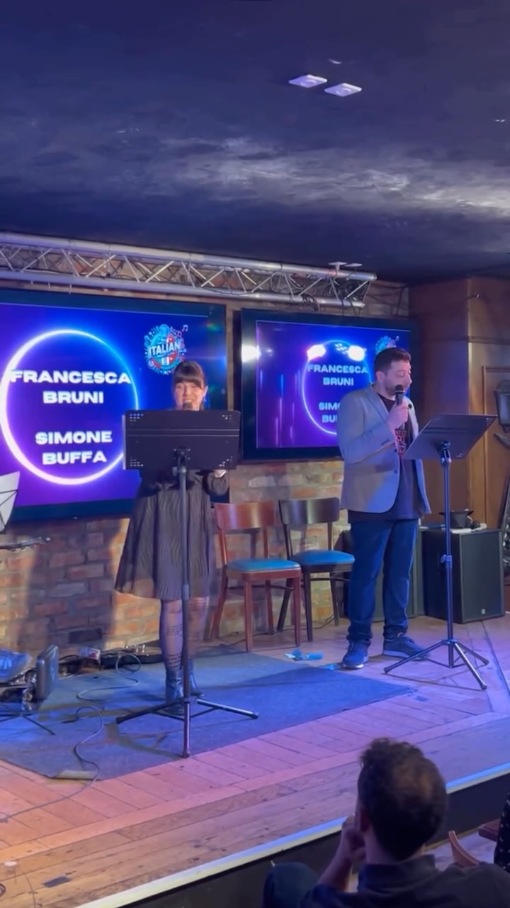 Ieri sera è successo qualcosa di speciale.
Più di 140 persone hanno riempito il Mr Pickwick Pub @pickwickgva per la prima puntata di The Italian Night Live.
Un’idea nata da Pont d’Art e dal genio di Simone Buffa @buffa5104 con un obiettivo semplice ma ambizioso: portare a Ginevra il primo vero late show tutto italiano.
E vedere quella sala piena, viva, partecipe… è stata la risposta più bella possibile.
Grazie a voi, pubblico incredibile.
Grazie agli artisti, alla band e agli ospiti che hanno reso la serata unica con talento, energia e coraggio.
Grazie a chi ha creduto in questo progetto fin dal primo momento.
È la prova che la comunità italiana a Ginevra c’è. E ha voglia di qualcosa di diverso.
Questo è solo l’inizio.
Presto annunceremo la prossima data… e sarà ancora più intensa.
Restate connessi.
The Italian Night Live è appena cominciato 🇮🇹✨
#pontdart #eventiginevra #theitaliannightlive #italianiaginevra #spettacolo