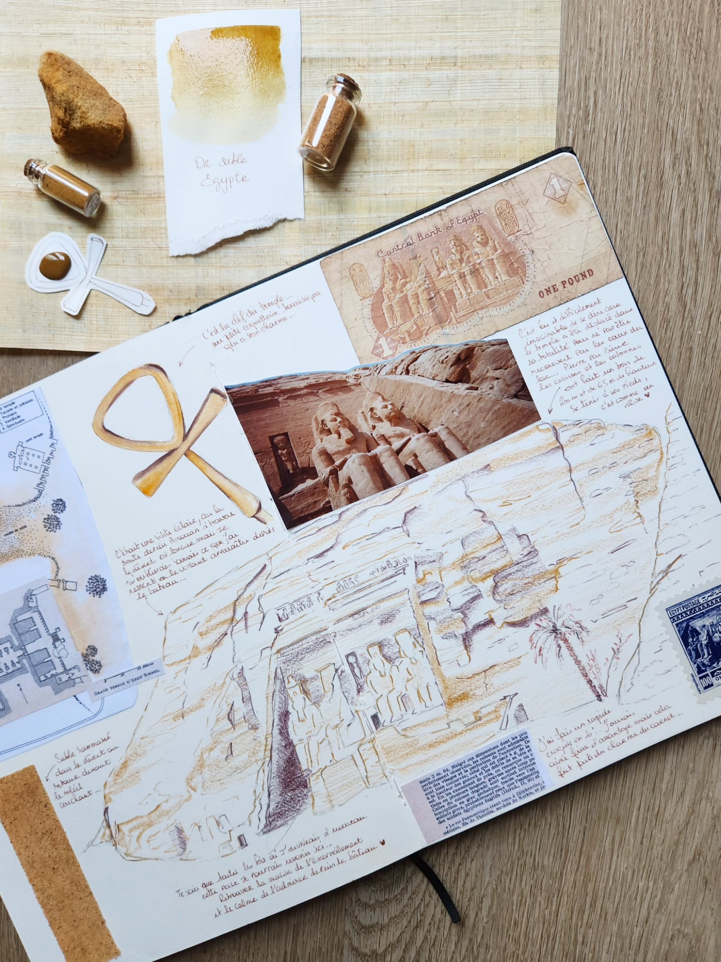 🇪🇬Égypte, et le sable ocre qui couvre les doigts ⌛️
Des pigments broyés à partir des pierres du désert. Les temples immenses avalés par la lumière. Le Nil au lever du jour. Les carnets remplis de poussière, de traces et surtout d’histoires...
Le Courrier d’Exploration N°2 vous emmène cette fois au cœur de l’Égypte ancienne, entre carnet de voyage, couleurs naturelles et palette inspirée du désert. J'aurais aimé glisser quelques fragments de Lapis Lazuli, peut-être une autre fois.
Dans cette édition :
— dot aquarelle “or sable” créée à partir de roches naturelles,
— extraits de carnets et recherches de textures...
— inspirations autour des temples, du Nil et des paysages égyptiens et des tutoriels pour construire vos propres pyramides.
— plein de surprises glissées dans le courrier ✨
Un objet pensé comme une petite expédition artistique à recevoir chez soi. Les inscriptions sont ouvertes ✉️📪
→ lien en bio.
Quantités limitées.
#courrierdexploration #carnetdevoyage #aquarelle #traveljournal #artistmail
©️ Les pages de mes carnets sont mon outil de travail artistique. Je les partage ici comme source d’inspiration, tout en veillant à préserver leur caractère unique.