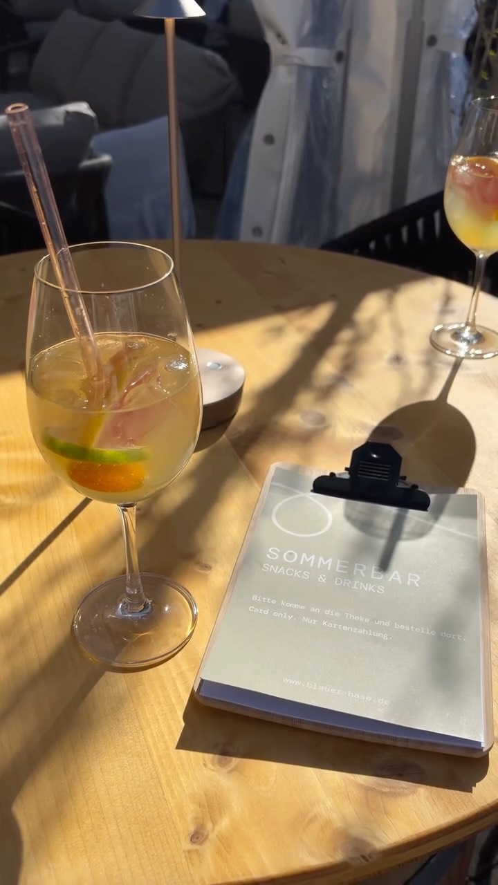 Yes 🙌 Unsere Terrasse ist geöffnet! Ab sofort ist unsere “Sommerbar” von Mittwoch bis Samstag ab 14 Uhr bis spät abends mit Drinks & Snacks für euch offen 🍻🍹🥂 Warme Küche gibt’s ab 18 Uhr. Die Restaurantplätze könnt ihr online buchen 📅 In die Sommerbar könnt ihr immer einfach so 💙🐇
