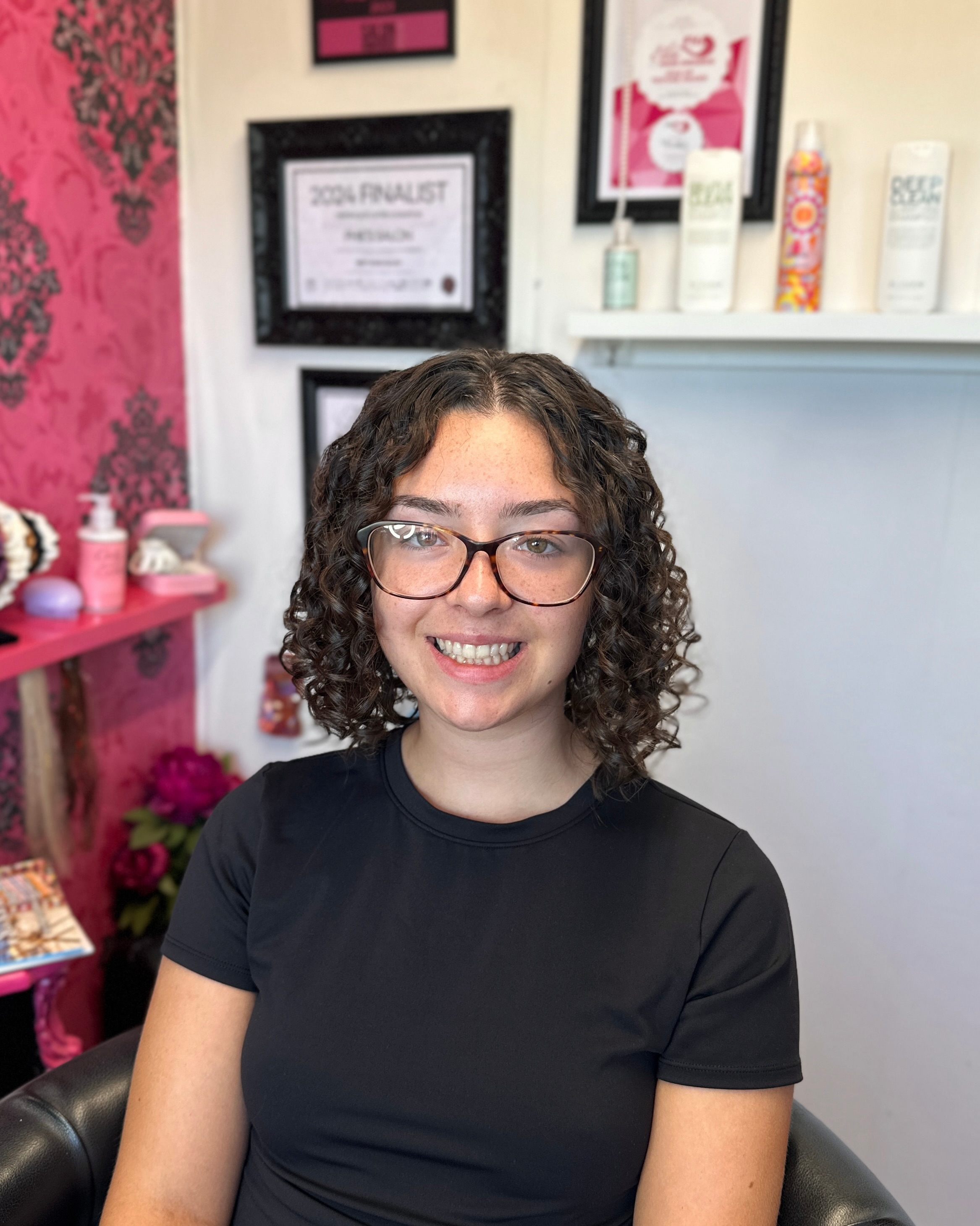 Curls don’t need fixing, they need understanding 💫
This transformation is all about shape, balance, and honoring natural texture. This is why curls need to be cut CURLY 💖