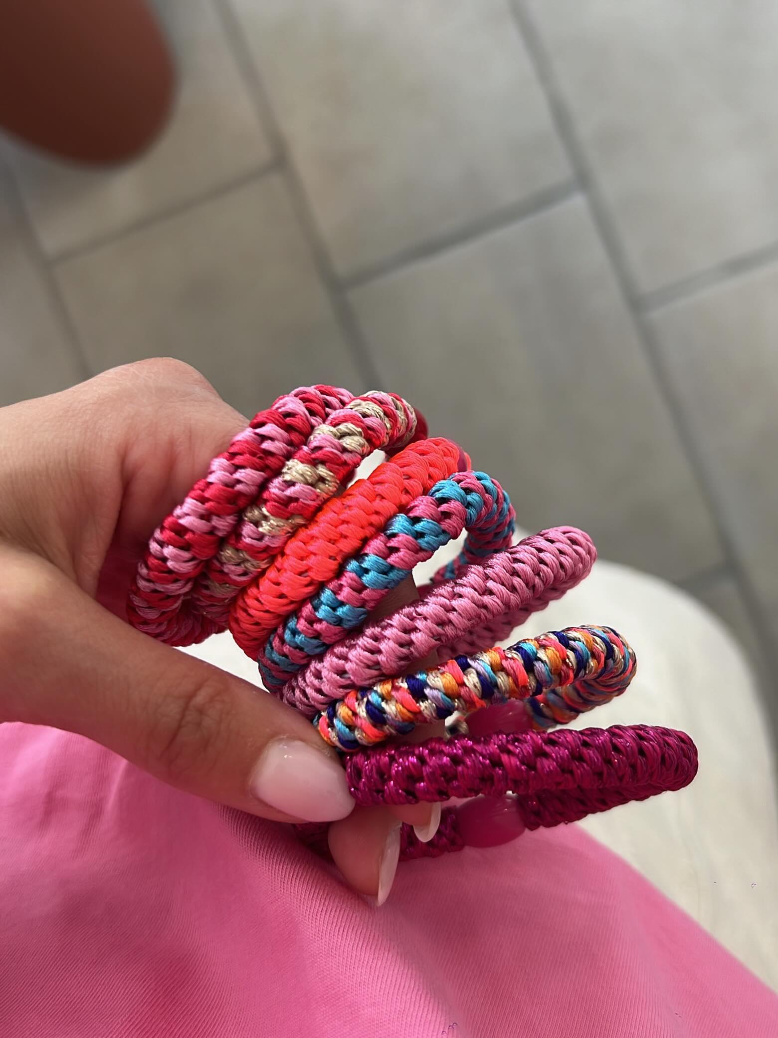 💞🌈🛍️
Kleurrijke haarelastiekjes die je ook als armband kan stylen?
Ja, wij hebben een heel ruim aanbod!
€ 3,20/st
6 voor € 18
