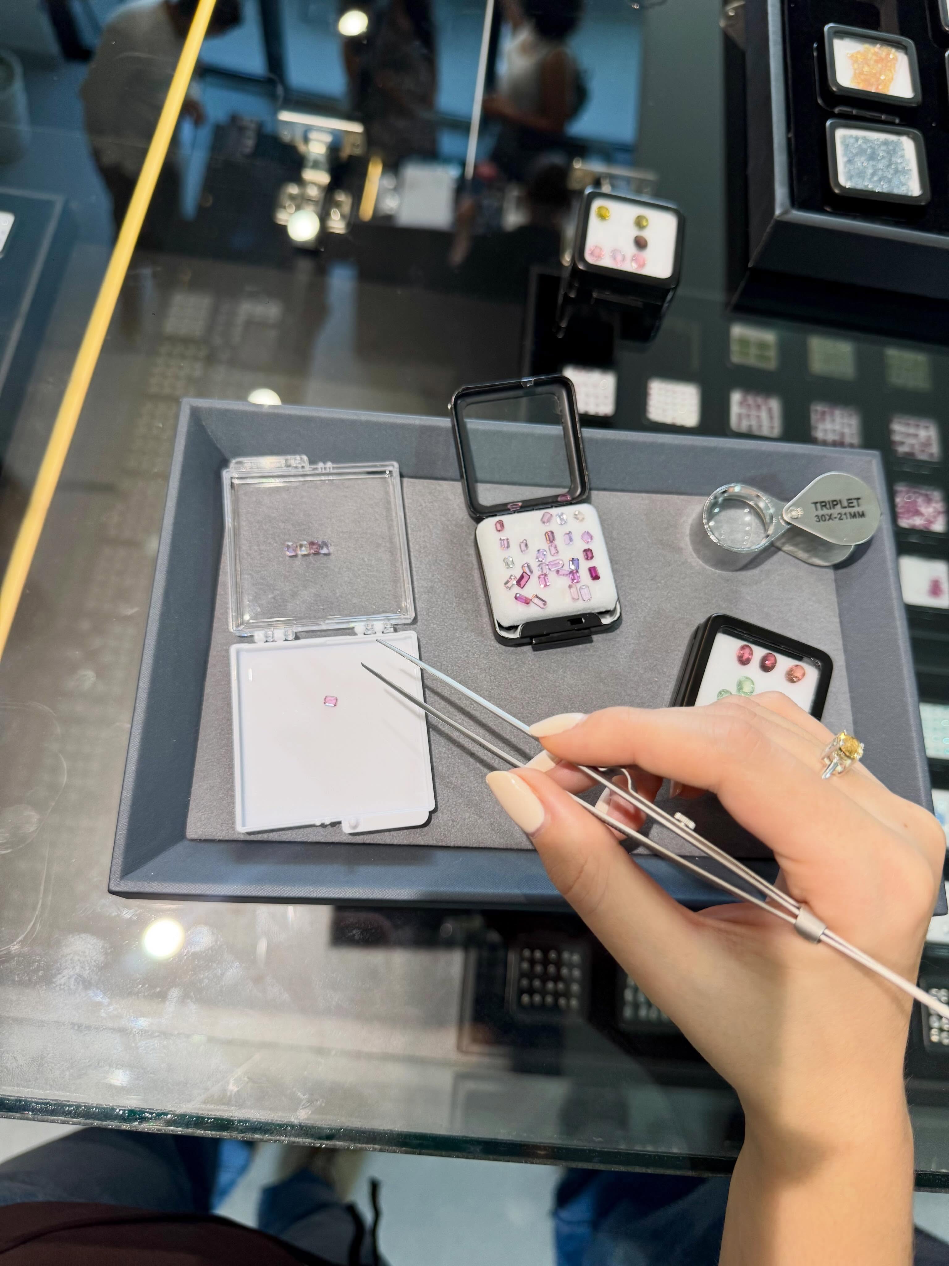 Donde puedo pasar hoooras escogiendo las mejores gemas
Vean estos zafiros para churumbela!!! ✨
#Zafiros #FineJewelry #Gemstones #HandmadeJewelry #SilverJewelry
