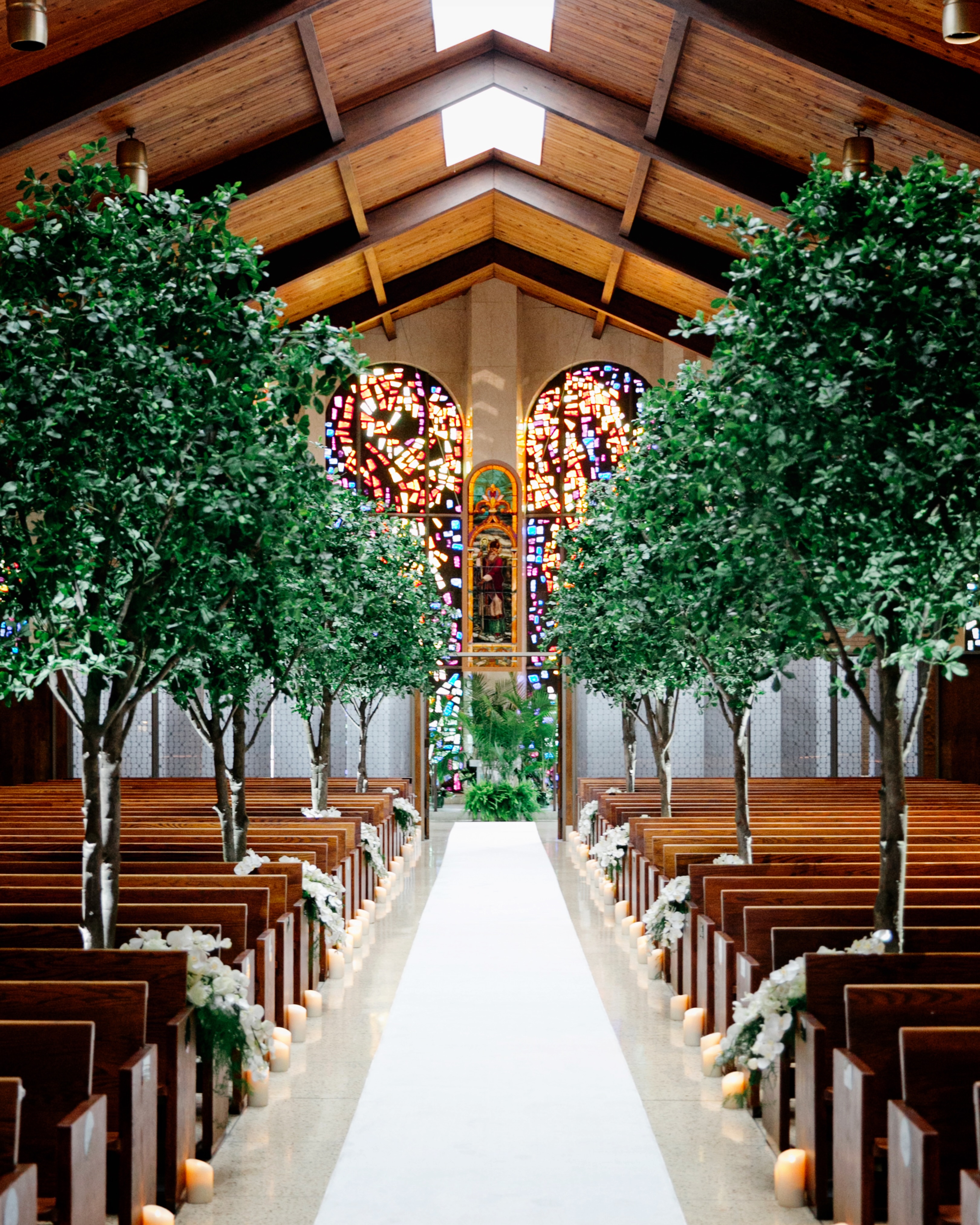 Bringing the outdoors inside for this couple’s wedding ceremony 🤍🌳🍃
Design & Floral: @joemineocreative
Photography: @joeykennedyphoto
Church: St. Patrick’s Church (Hubbard, Ohio)