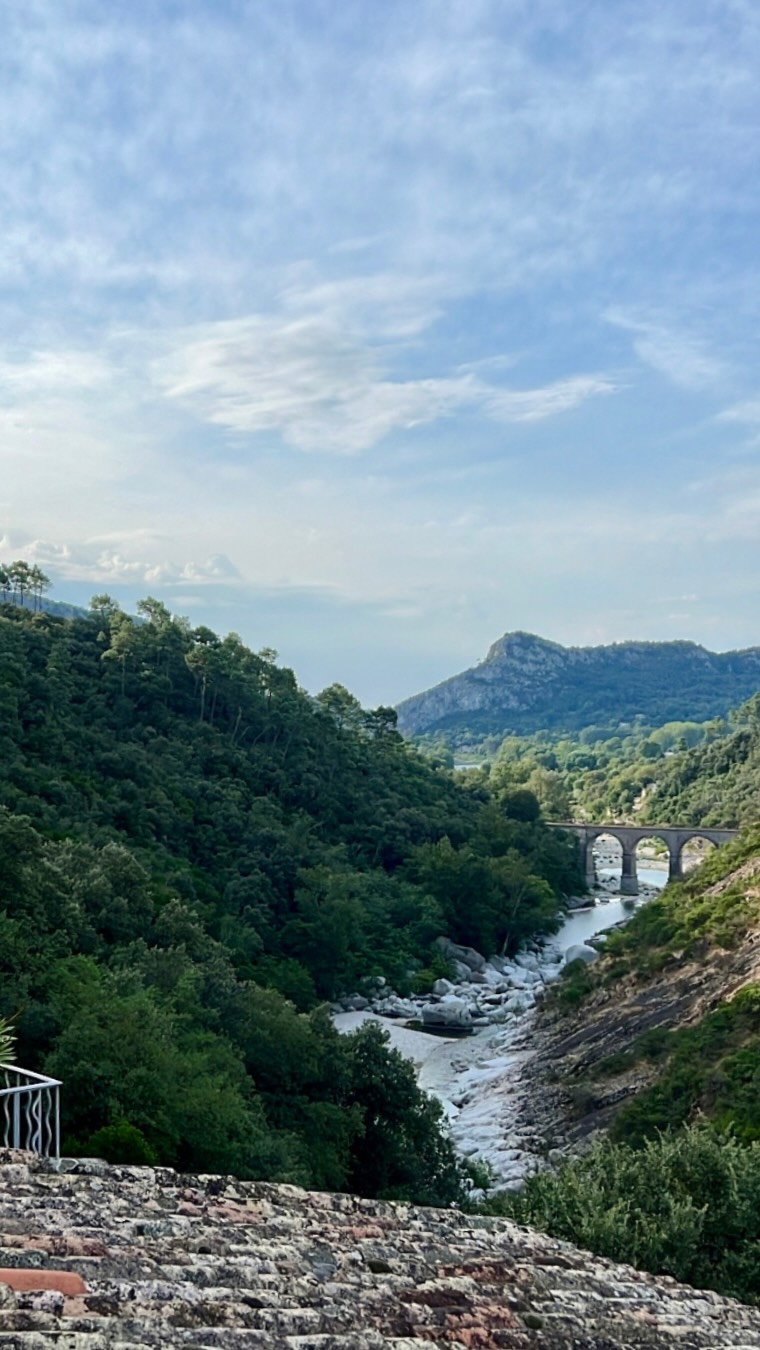Une vue imprenable sur les Cévennes, le chant des oiseaux pour seule musique et le calme de la nature tout autour. Bienvenue au Domaine des 3 Barbus, où ces instants simples font tout le charme d’un séjour 🌿
