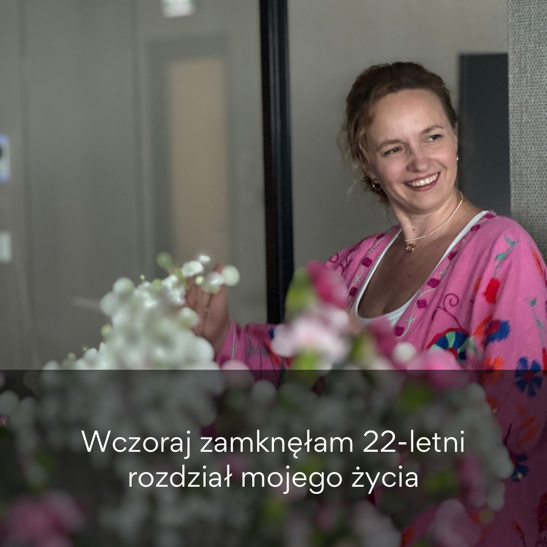 Wczoraj był mój ostatni dzień pracy w branży IT.
Po 22 latach zamknęłam bardzo ważny rozdział mojego życia.
To właśnie tam nauczyłam się odwagi, relacji, odpowiedzialności, pracy z ludźmi i prowadzenia zespołów.
I jestem ogromnie wdzięczna za tych wszystkich ludzi i lata doświadczeń ❤️
Ale 8 lat temu pojawiła się też druga droga.
Medycyna chińska. Akupunktura. Wspieranie kobiet, zdrowia, płodności i emocji.
Przez lata łączyłam te dwa światy równolegle.
Aż w końcu przyszedł moment, w którym poczułam, że chcę już w pełni podążyć za tym, co naprawdę woła mnie najmocniej.
Wczorajszy dzień był jednocześnie ekscytujący, wzruszający i trochę nierealny.
Chyba jeszcze do końca nie dotarło do mnie, jak wielka to zmiana.
I ogromnie dziękuję wszystkim za przepiękne pożegnanie… oraz bezterminowy bilet wstępu na spotkania integracyjne 🥹❤️
A od czerwca otwieram dla Was więcej terminów i godzin przedpołudniowych w Bertha Holistic 🌿