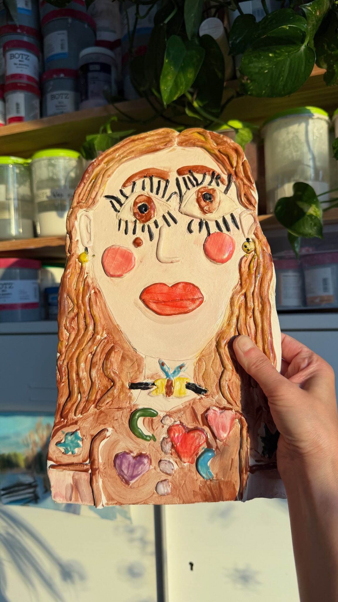 Picasso zittert offiziell! 🤫 Schaut euch an, was die Kids für den Muttertag kreiert haben ✨ Die wohl süßesten (und ehrlichsten) Muttertagsgeschenke aller Zeiten! Lieben wir 🥰 #kursfreundemünchen #kreativmünchen #münchenfürkinder #münchen #töpfern